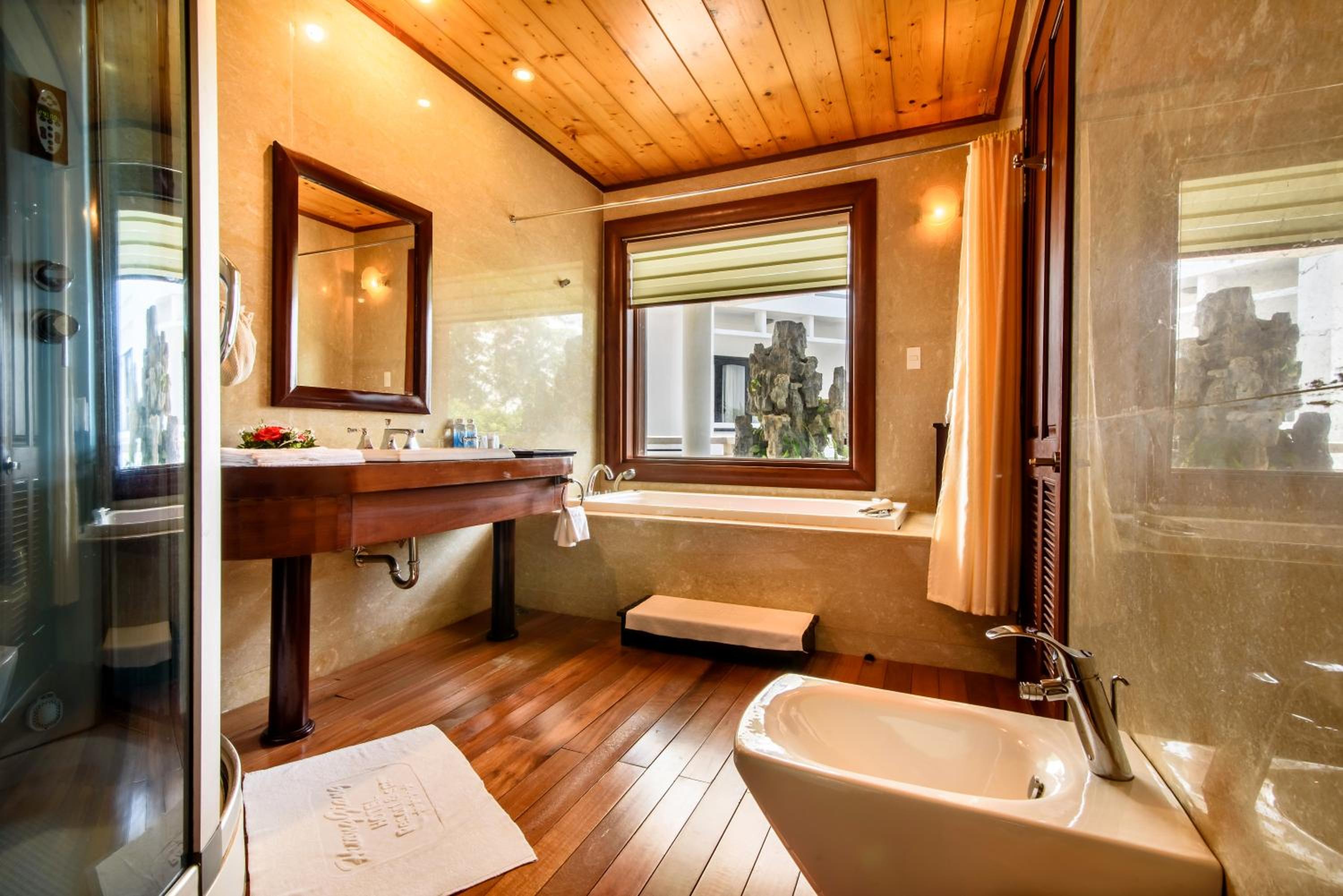Executive Suite - Photo 2