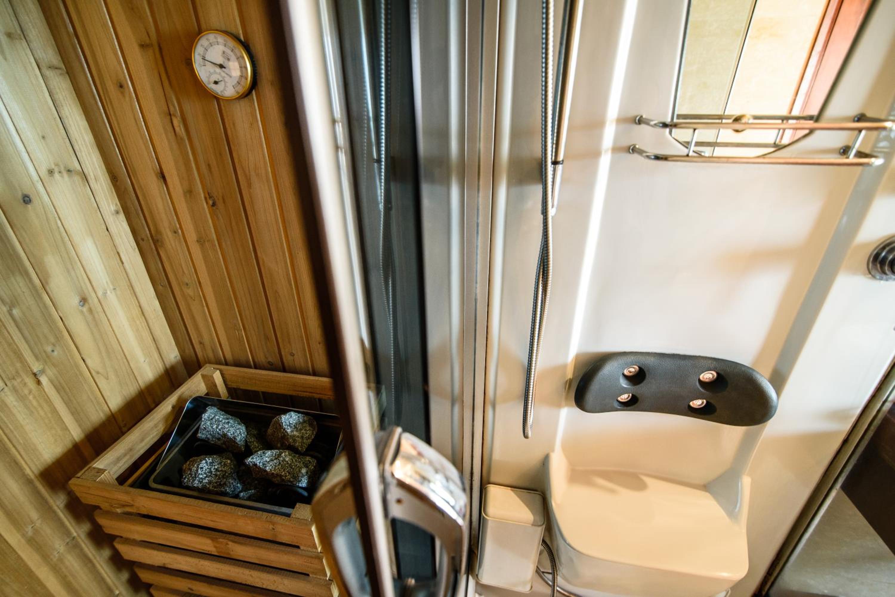 Executive Suite - Photo 10