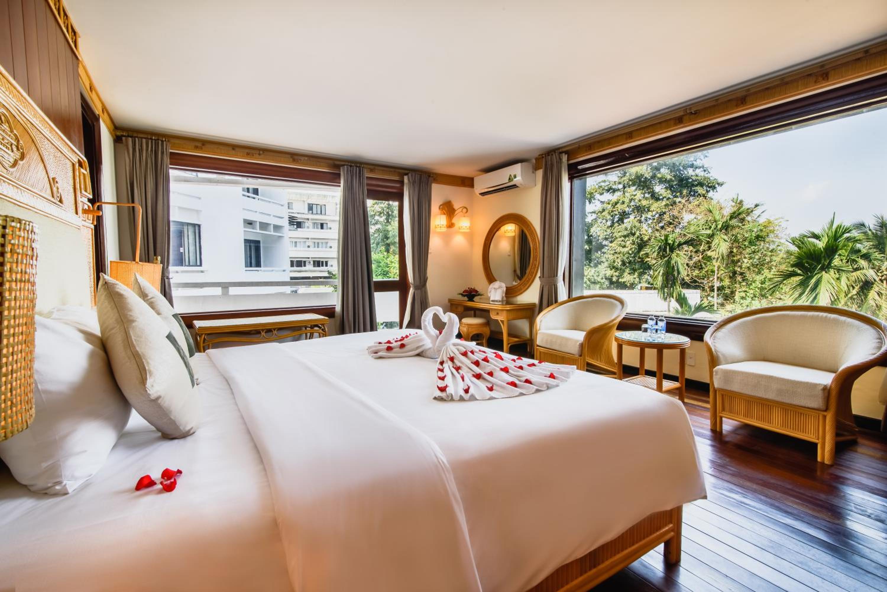 Executive Suite - Photo 1