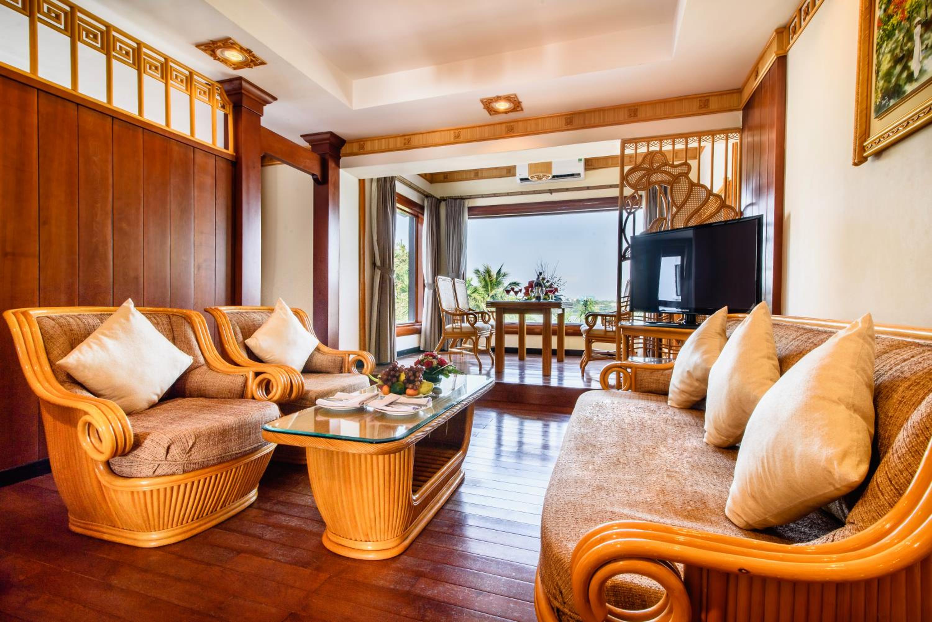 Executive Suite - Photo 6