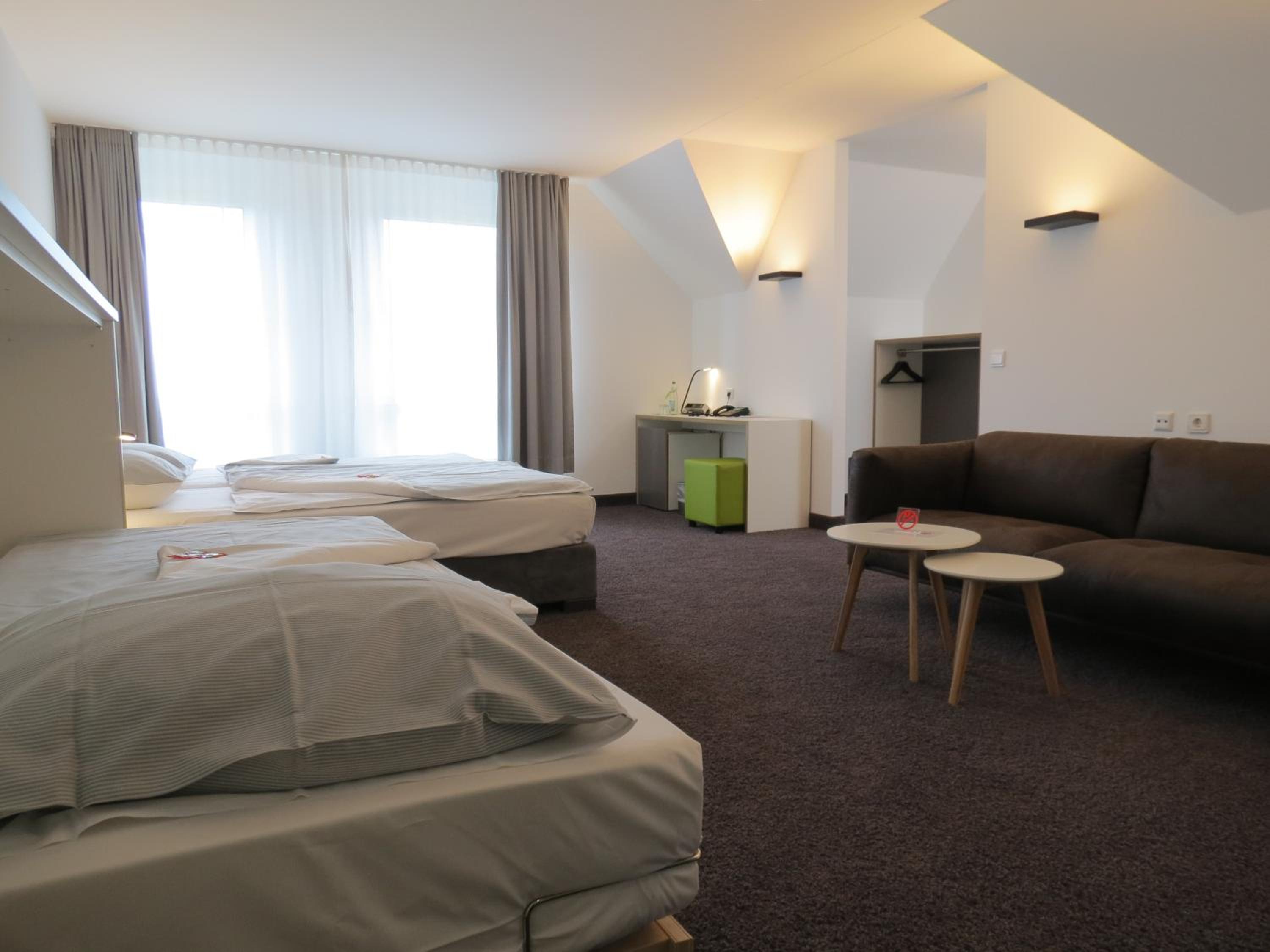 Economy Quadruple Room - Photo 2