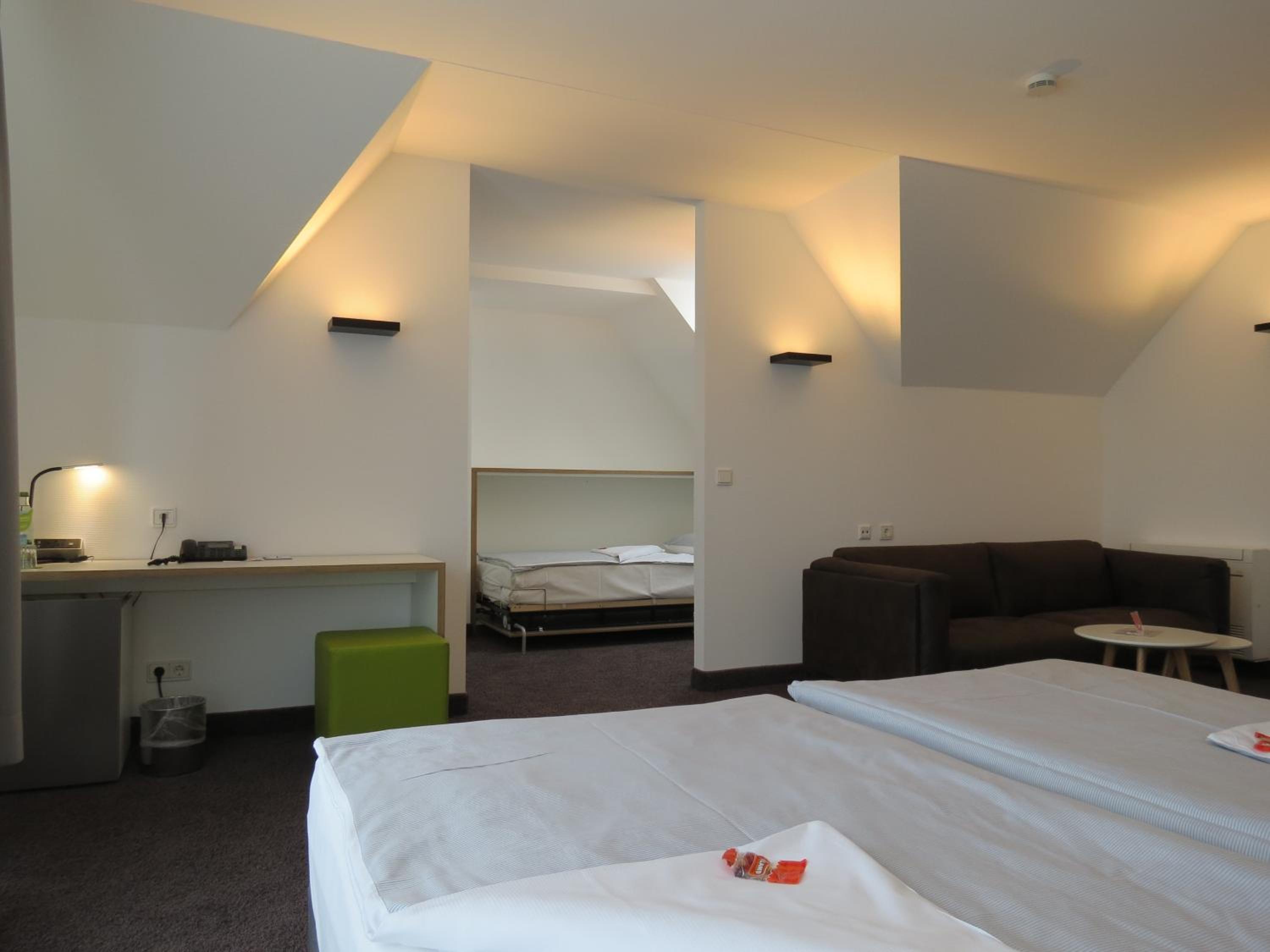 Economy Quadruple Room - Photo 14