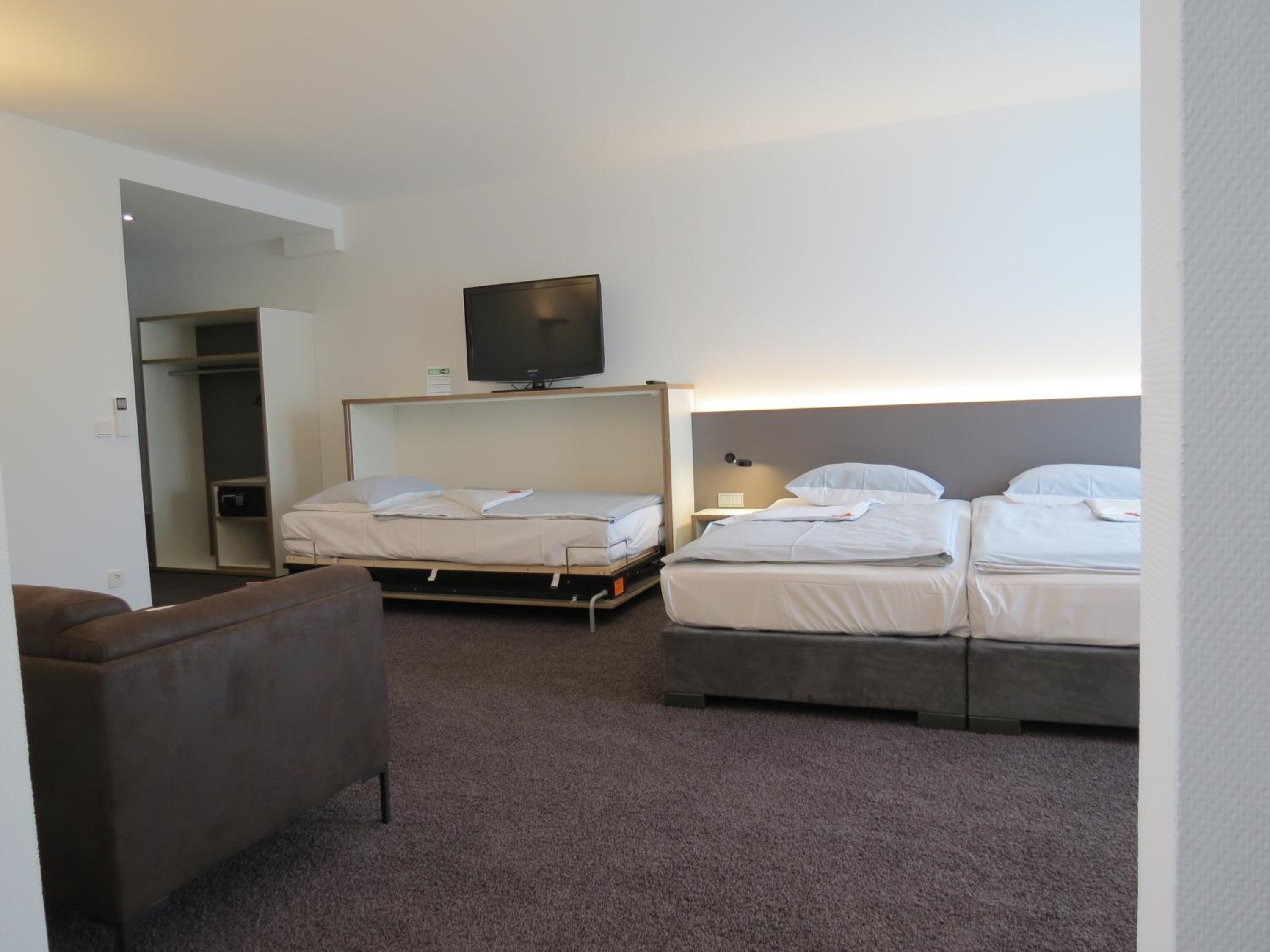 Economy Quadruple Room - Photo 16