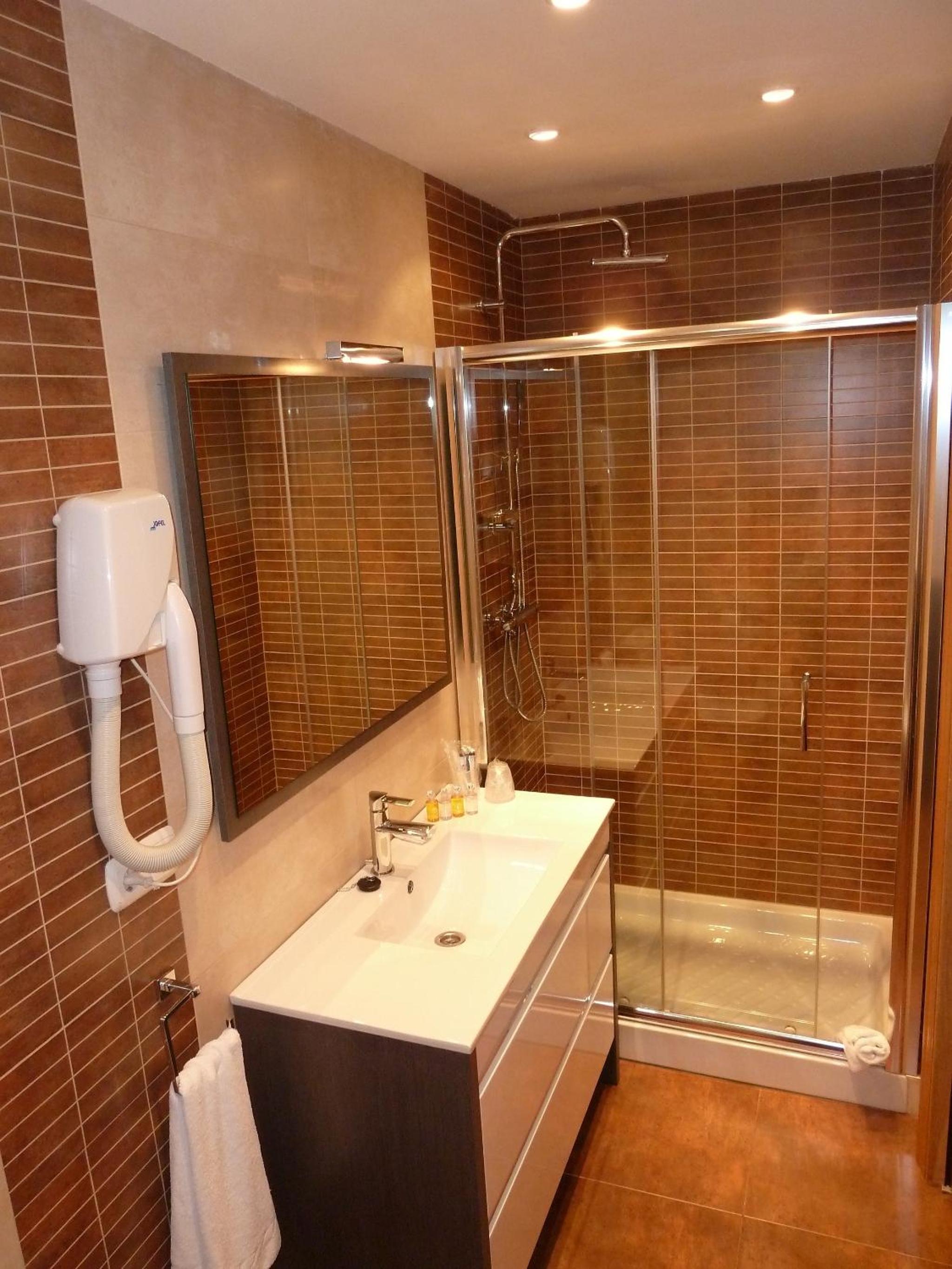 Double or Twin Room - Photo 11