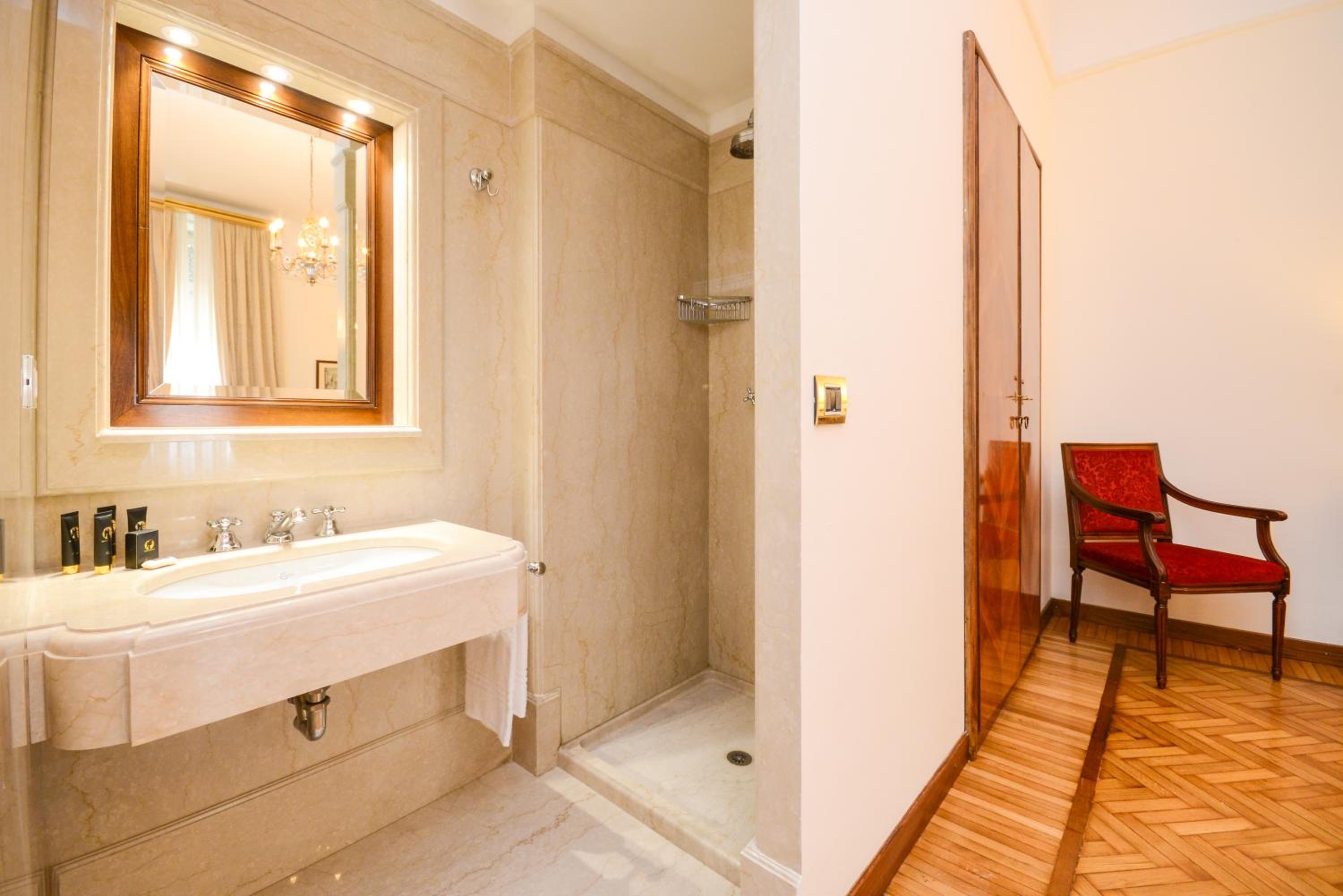 Suite - Photo 11