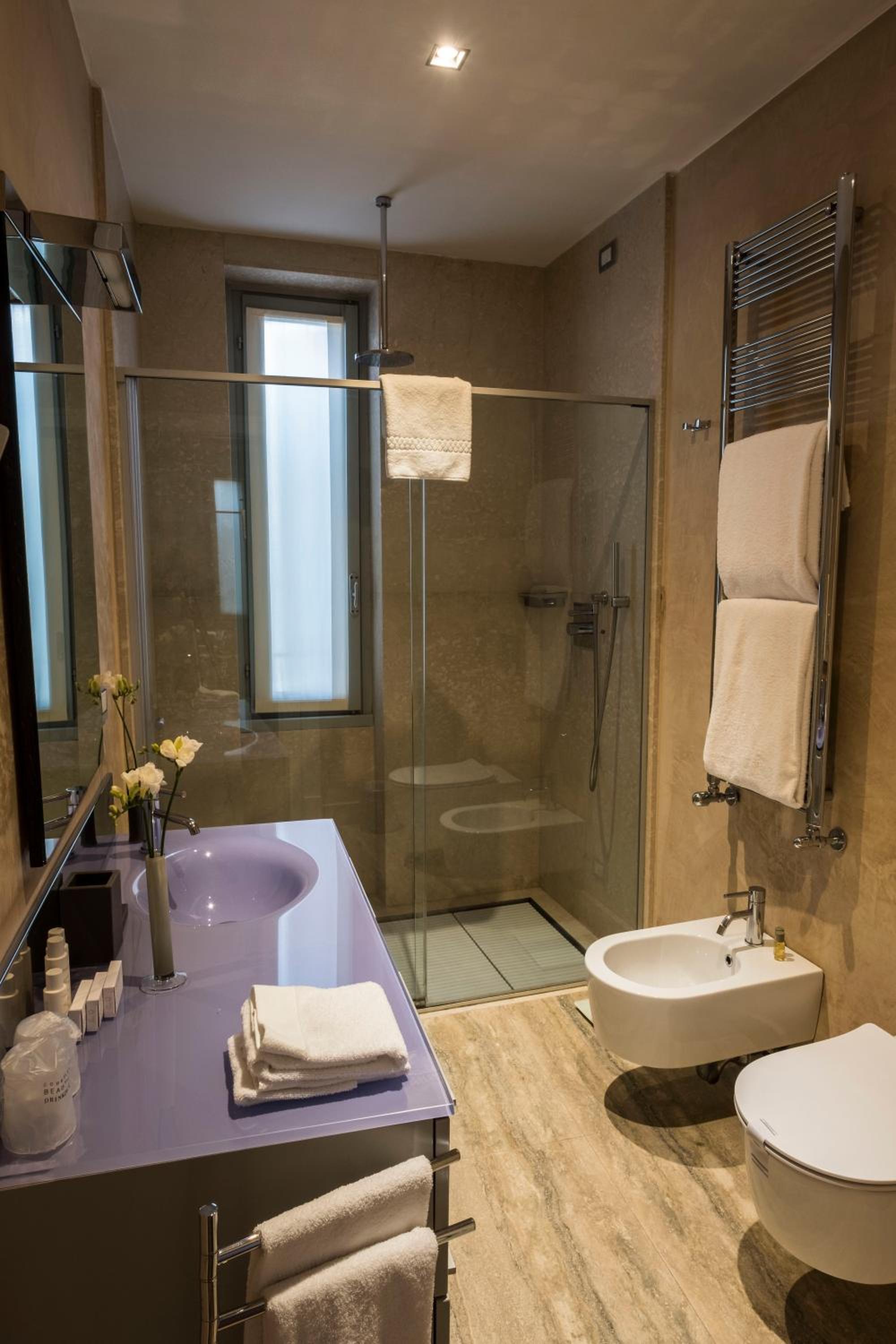 Deluxe Suite - Photo 8