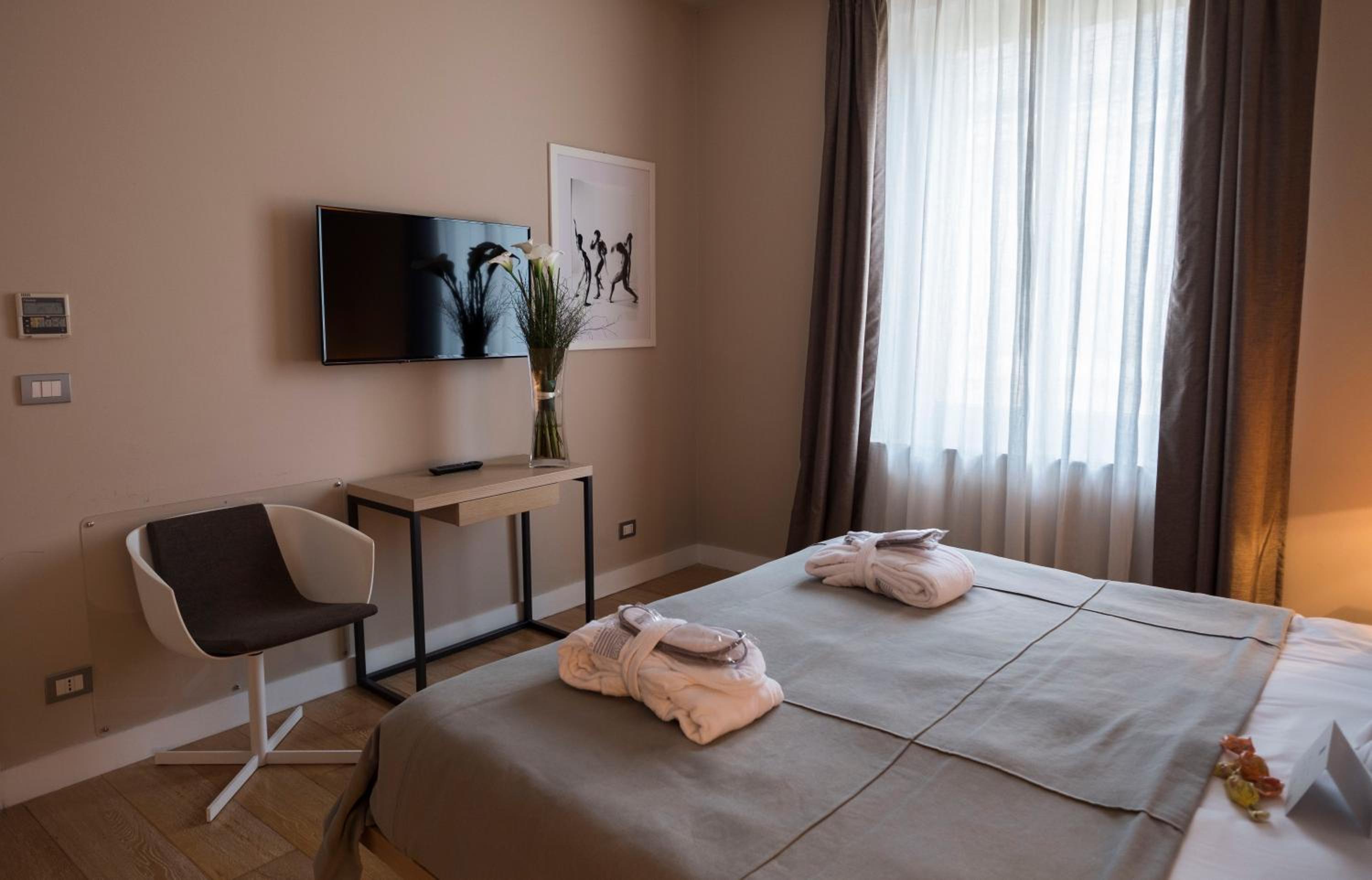 Deluxe Suite - Photo 6