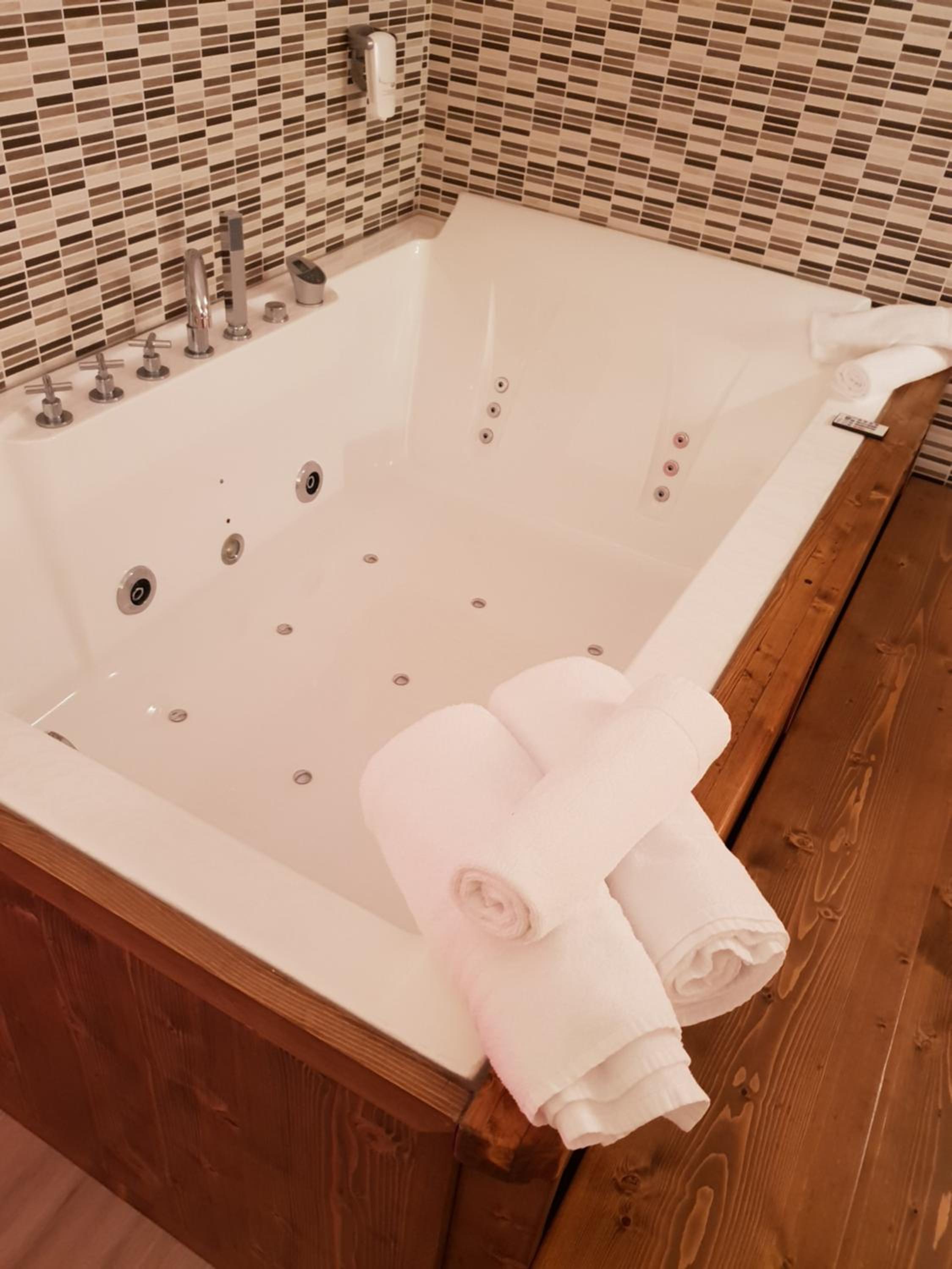 Suite with Hot Tub photo 3