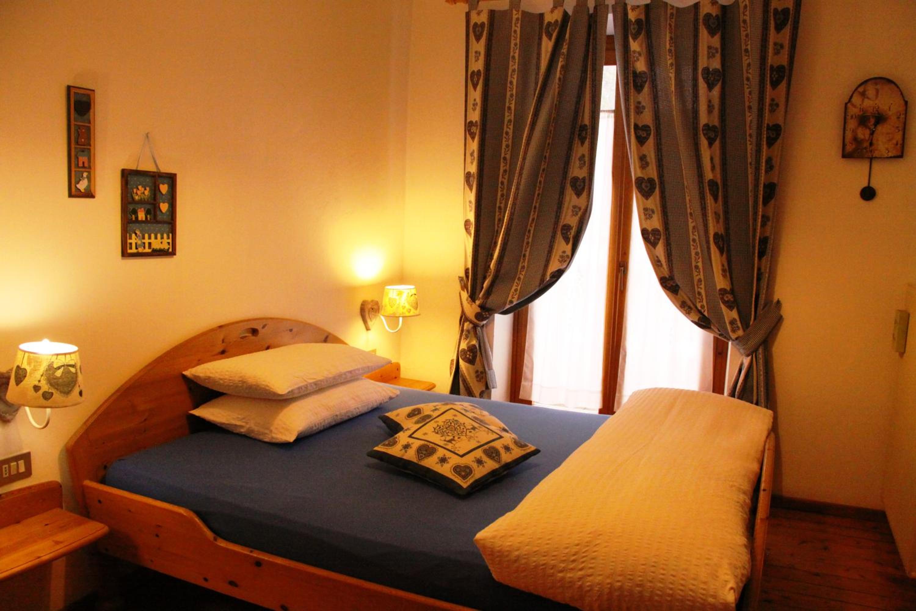 Deluxe Double Room with Balcony - Photo 8