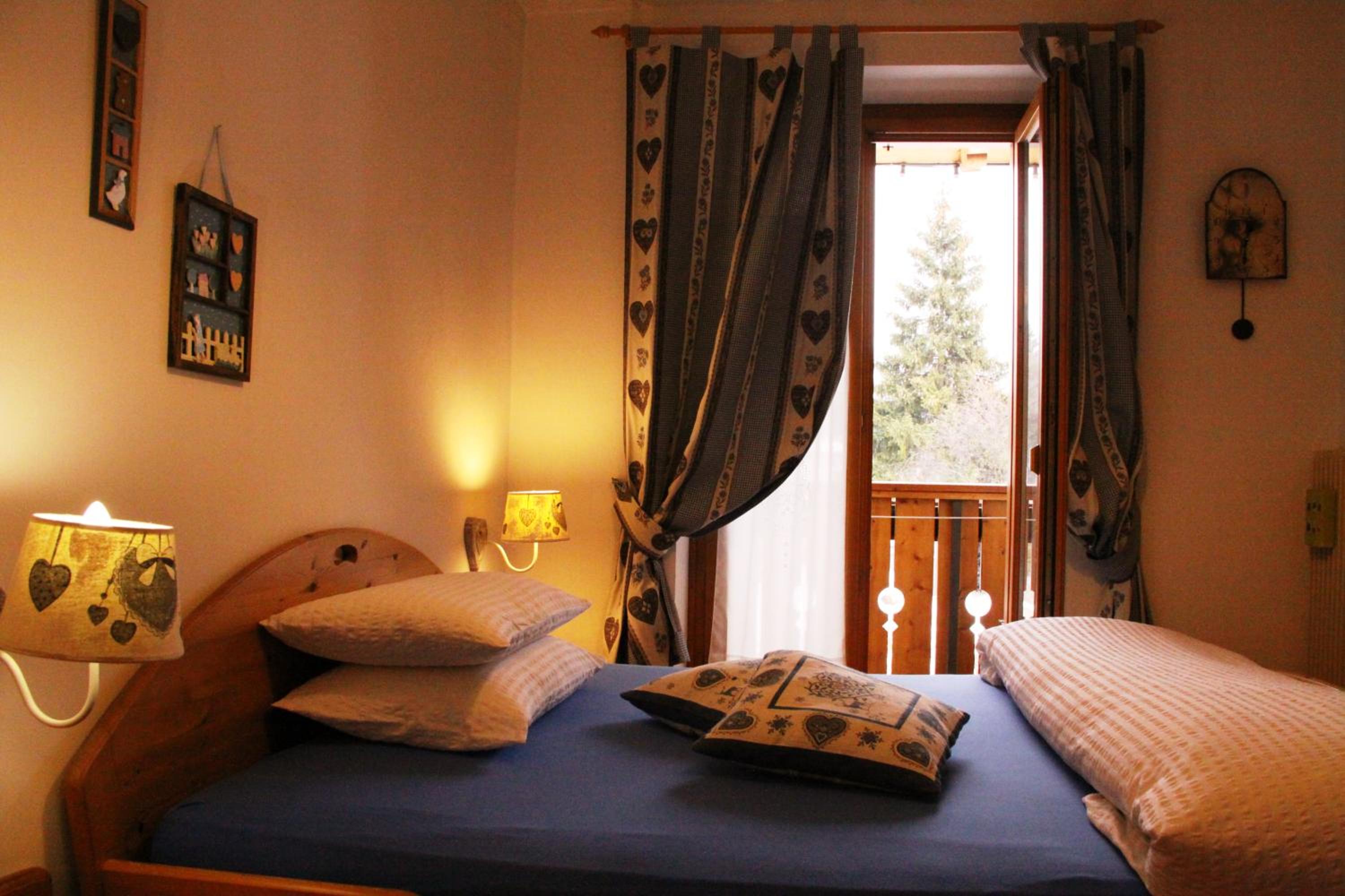 Deluxe Double Room with Balcony - Photo 9
