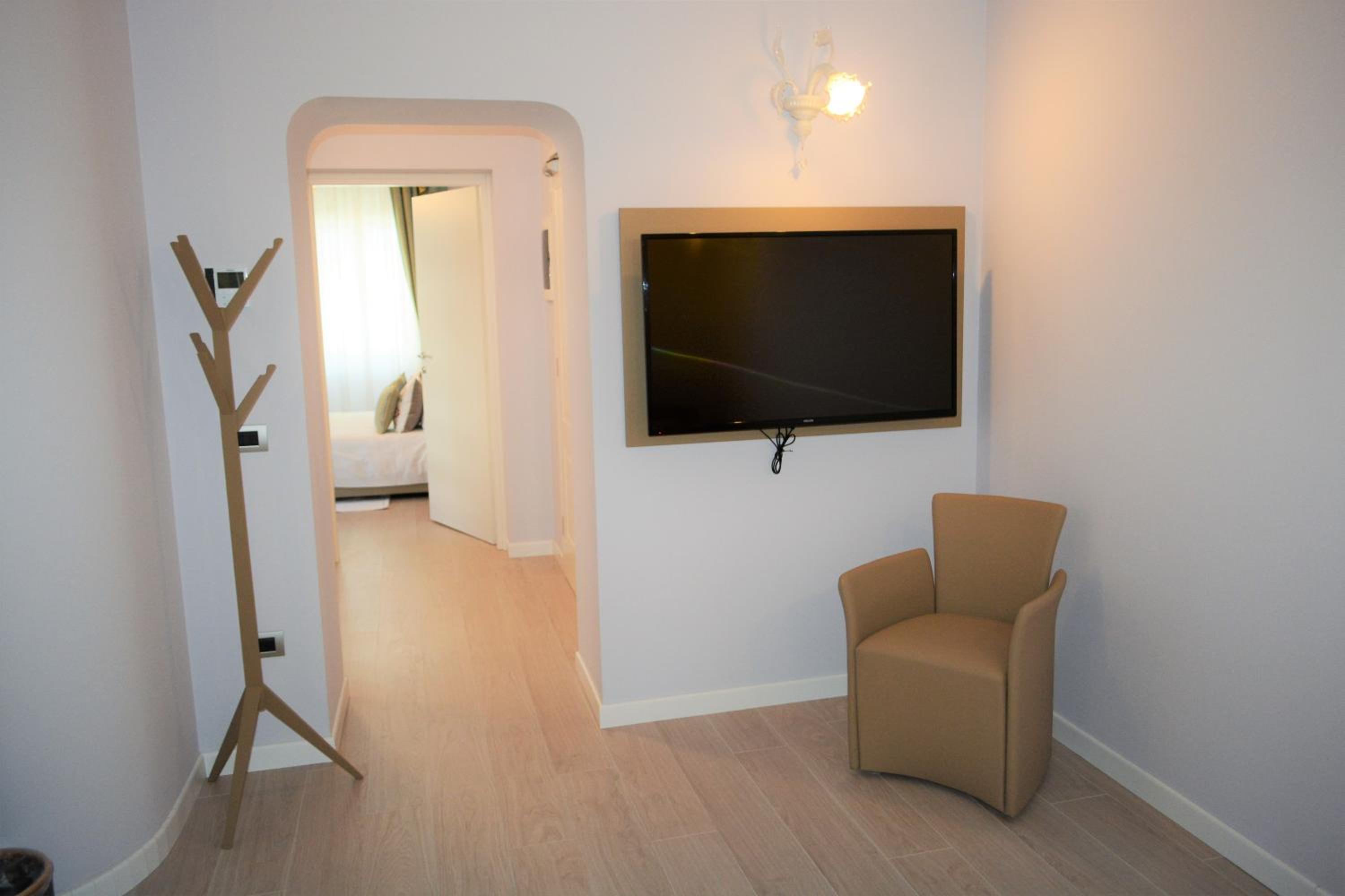 Suite - Photo 11