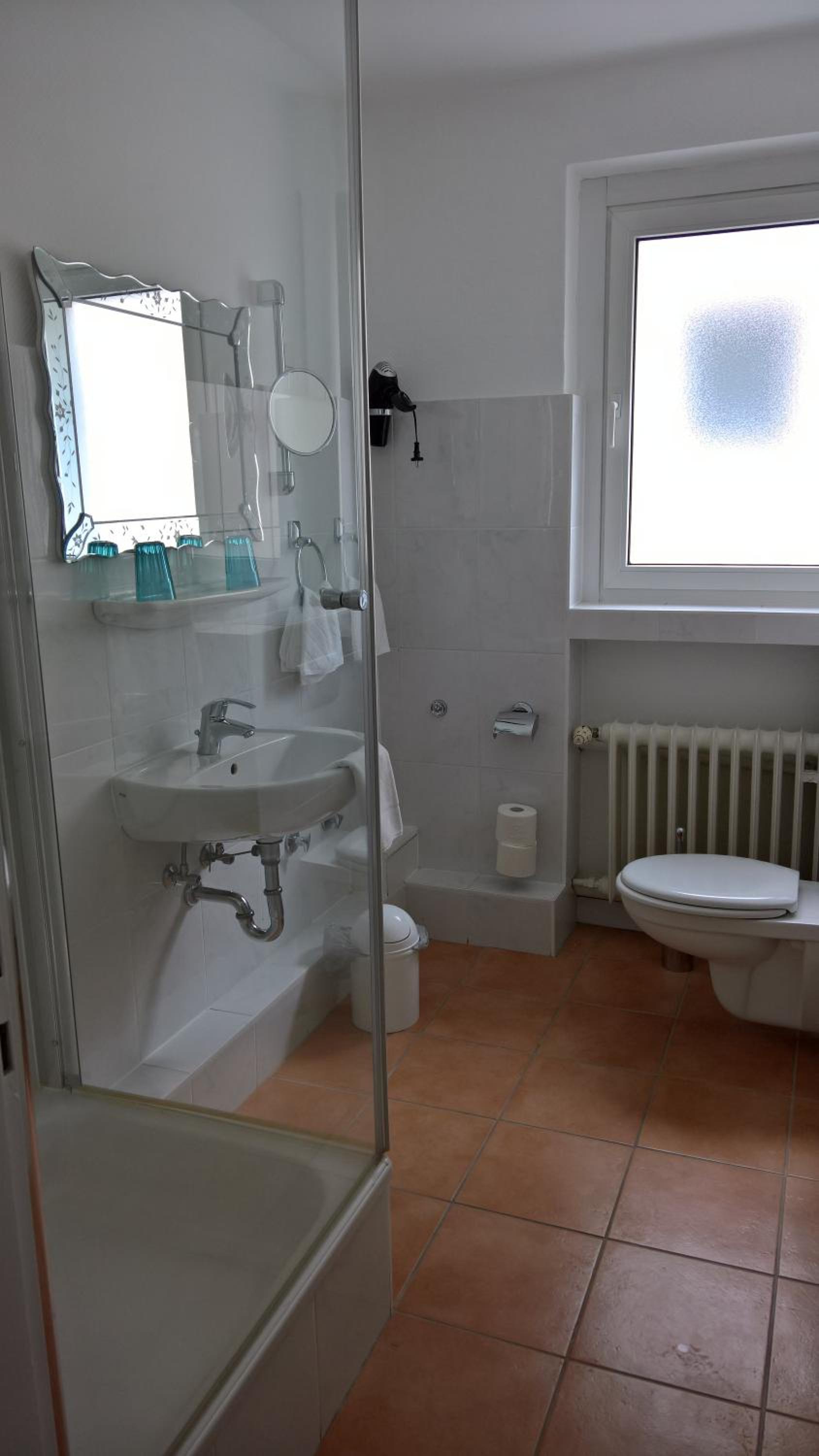 Double or Twin Room with Bathroom - Photo 6