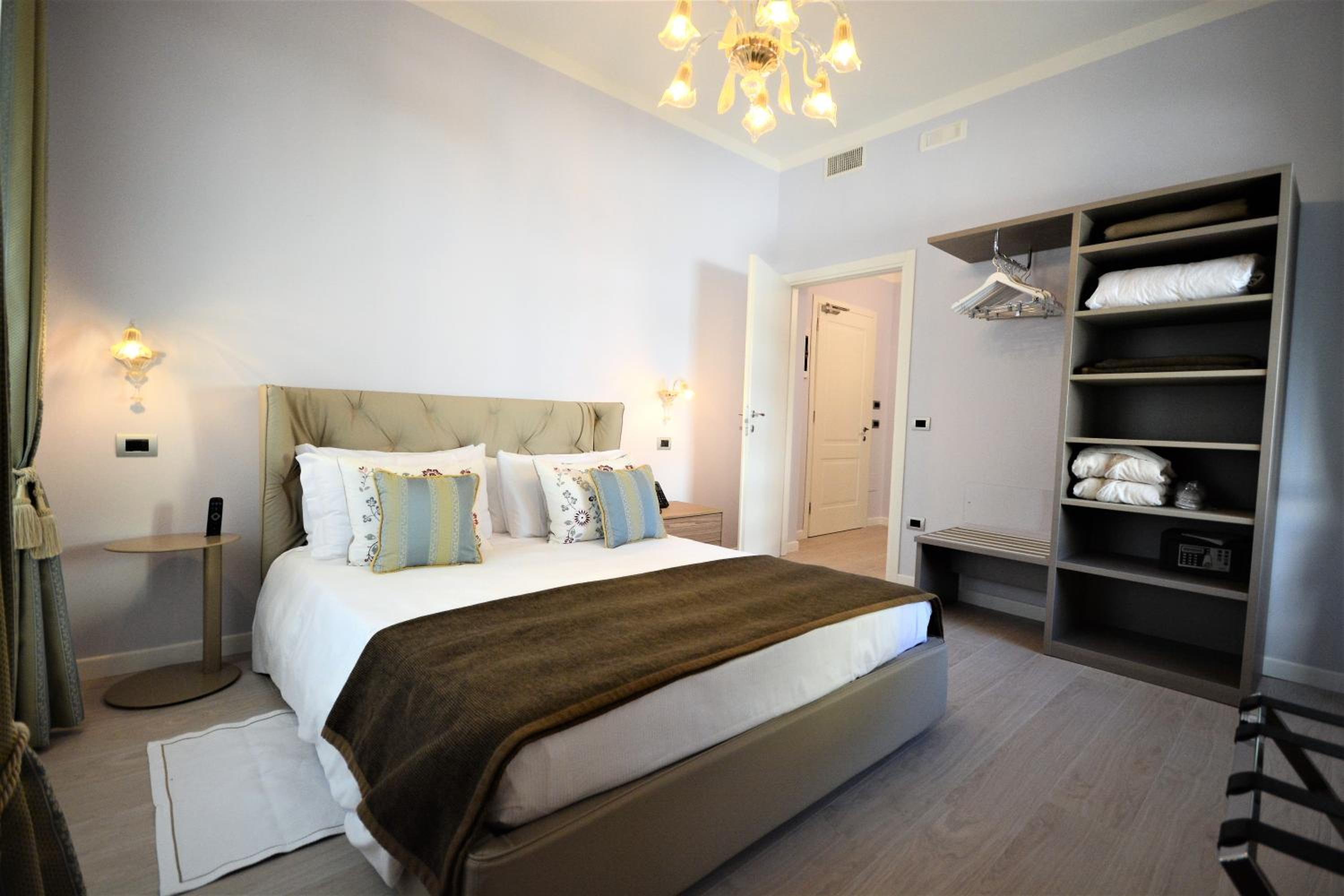 Suite - Photo 1