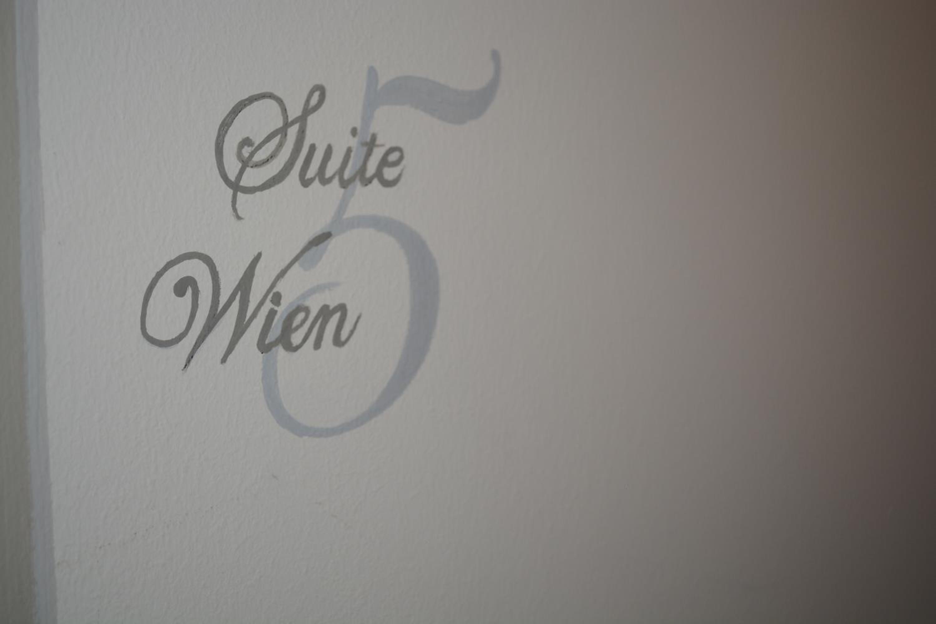 Superior Suite - Photo 5