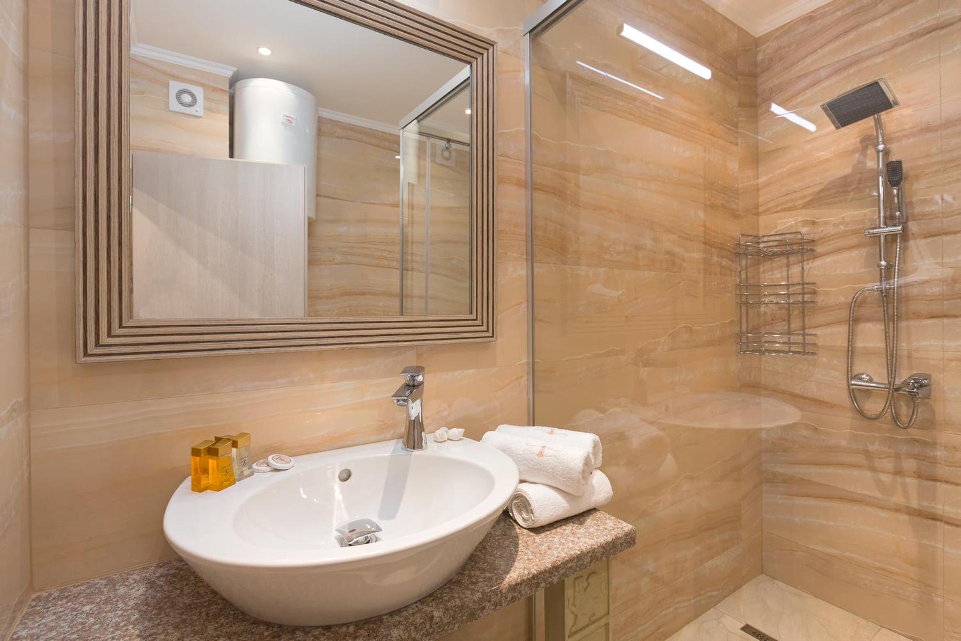 One-Bedroom Apartment with Balcony and Pool View - Photo 5