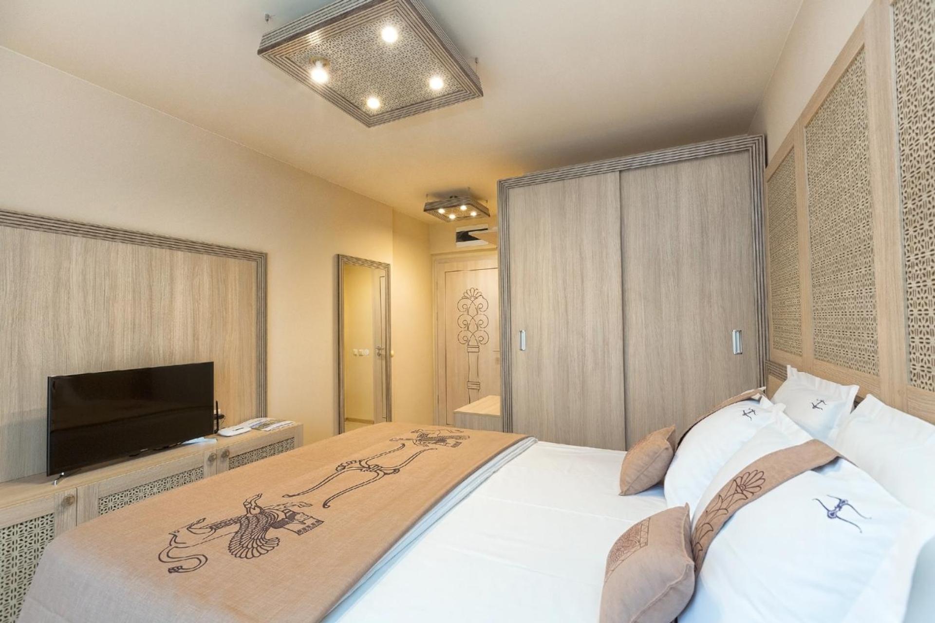 One-Bedroom Apartment with Balcony and Pool View - Photo 3