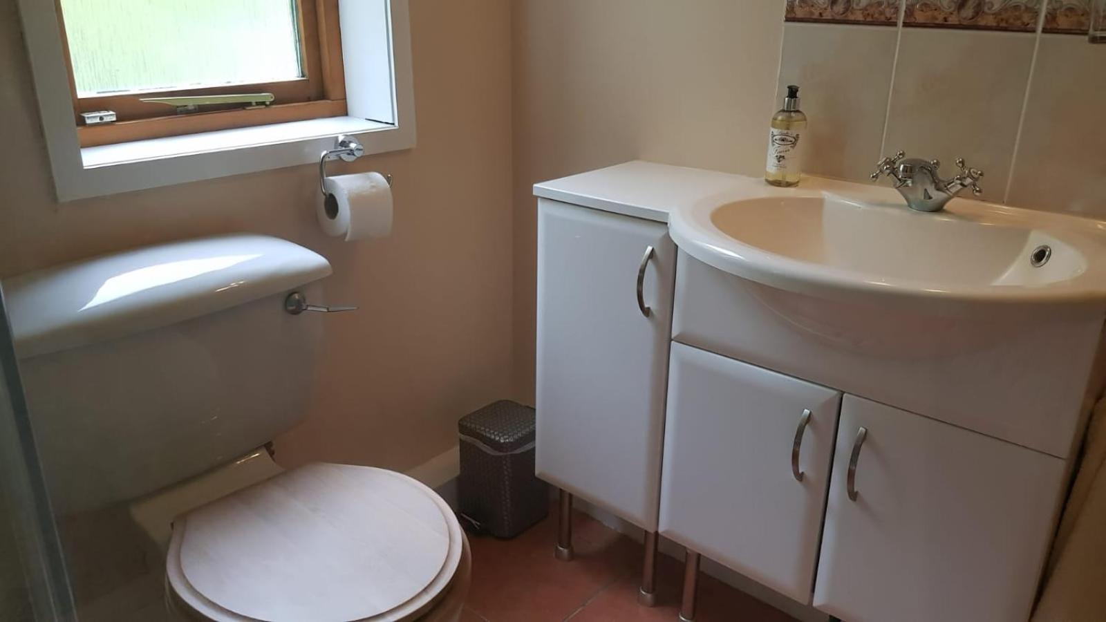 Double Room with Private Bathroom - Garden View - Photo 9