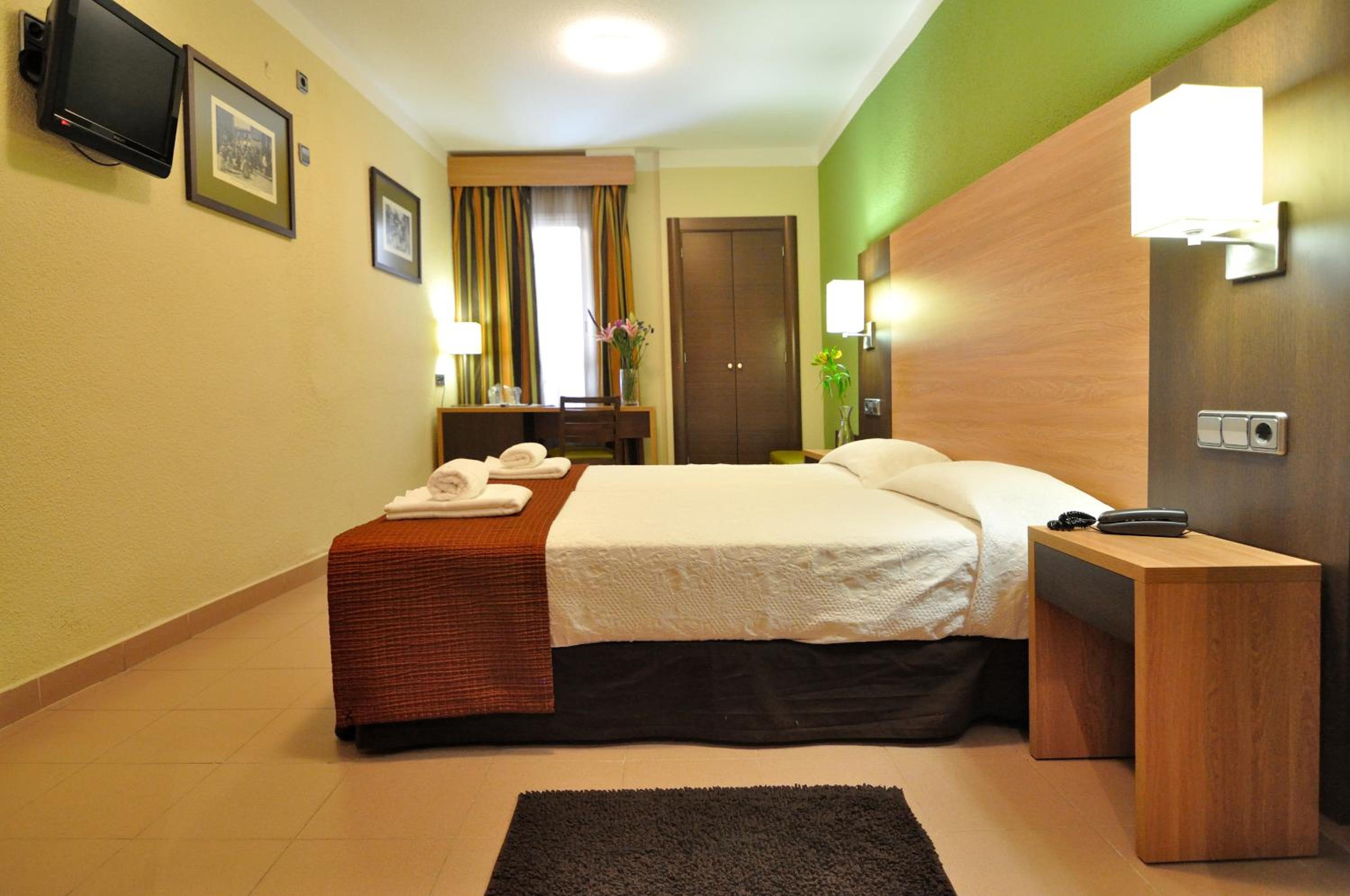 Double or Twin Room - Photo 15