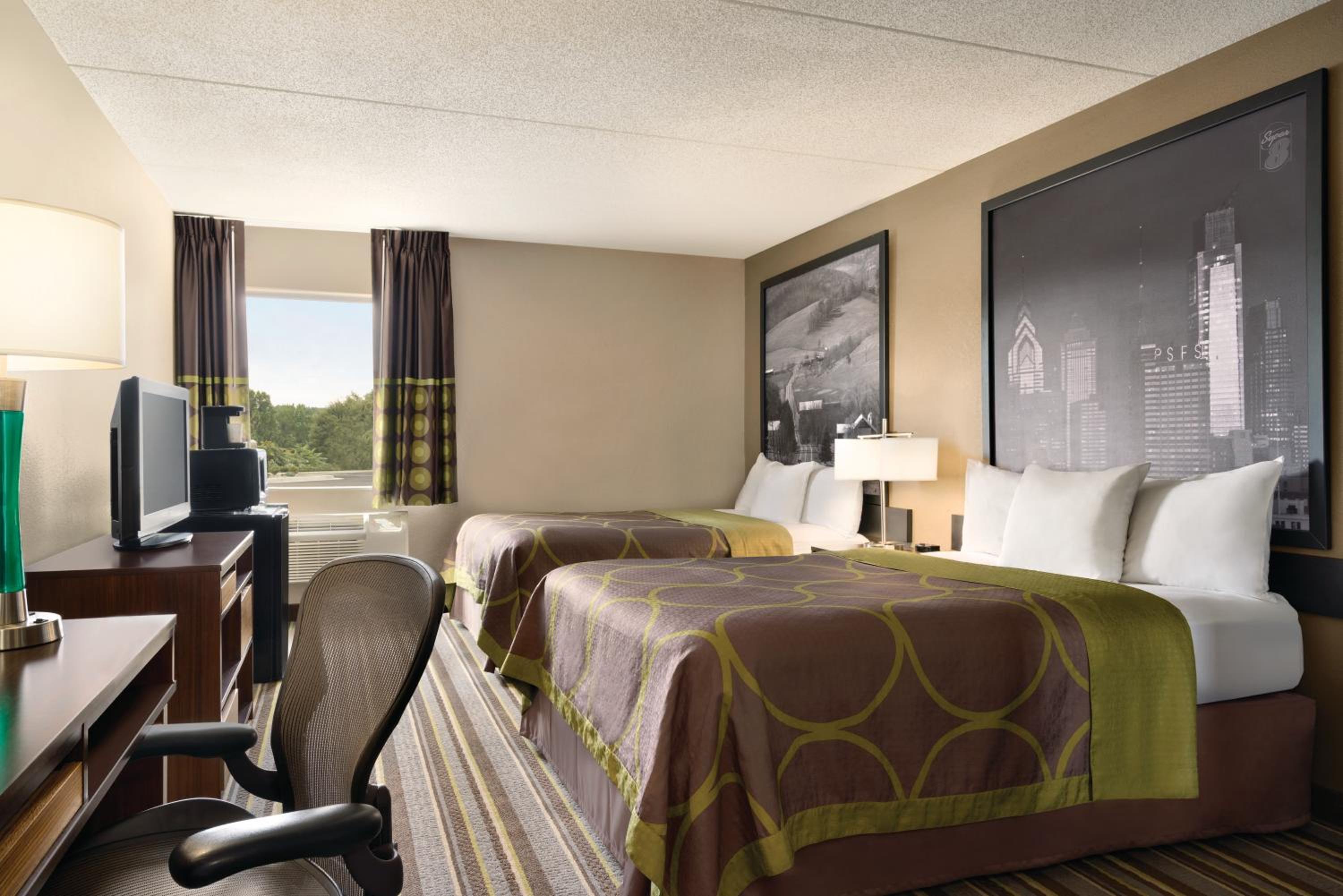 Queen Room with Two Queen Beds - Non-Smoking - Photo 1