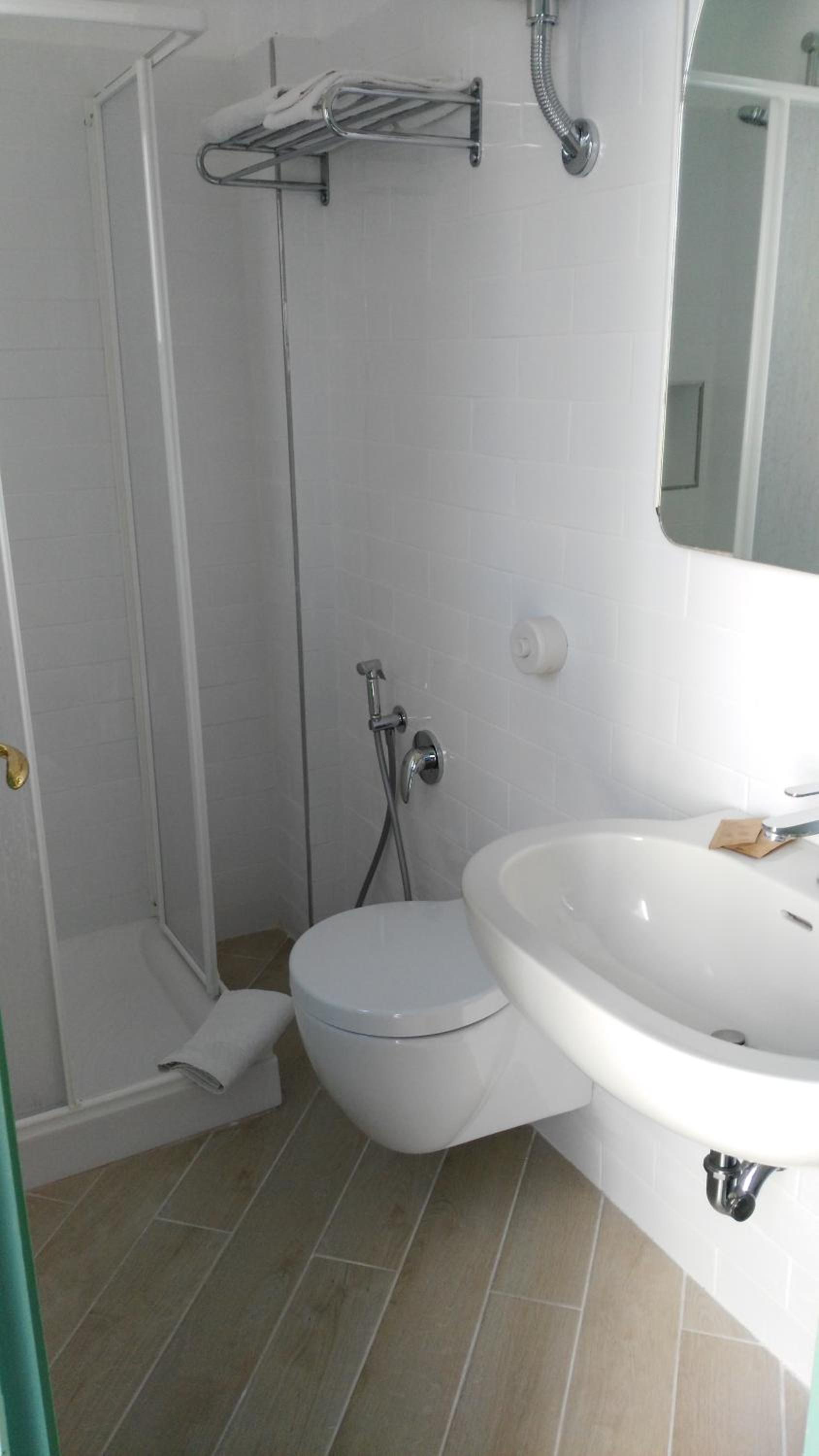 Standard Triple Room with Sea View - Photo 4