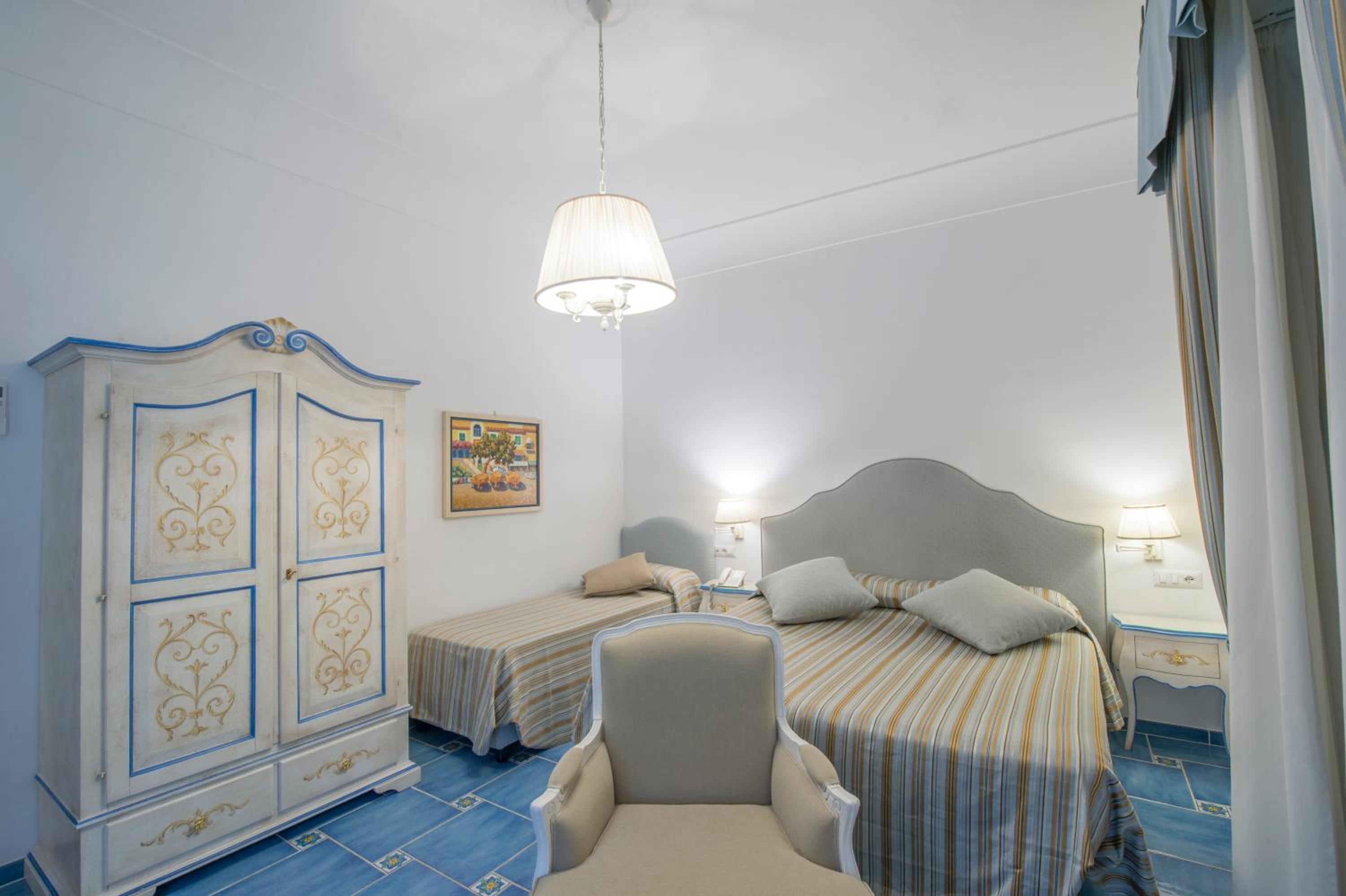 Deluxe Junior Suite photo 3