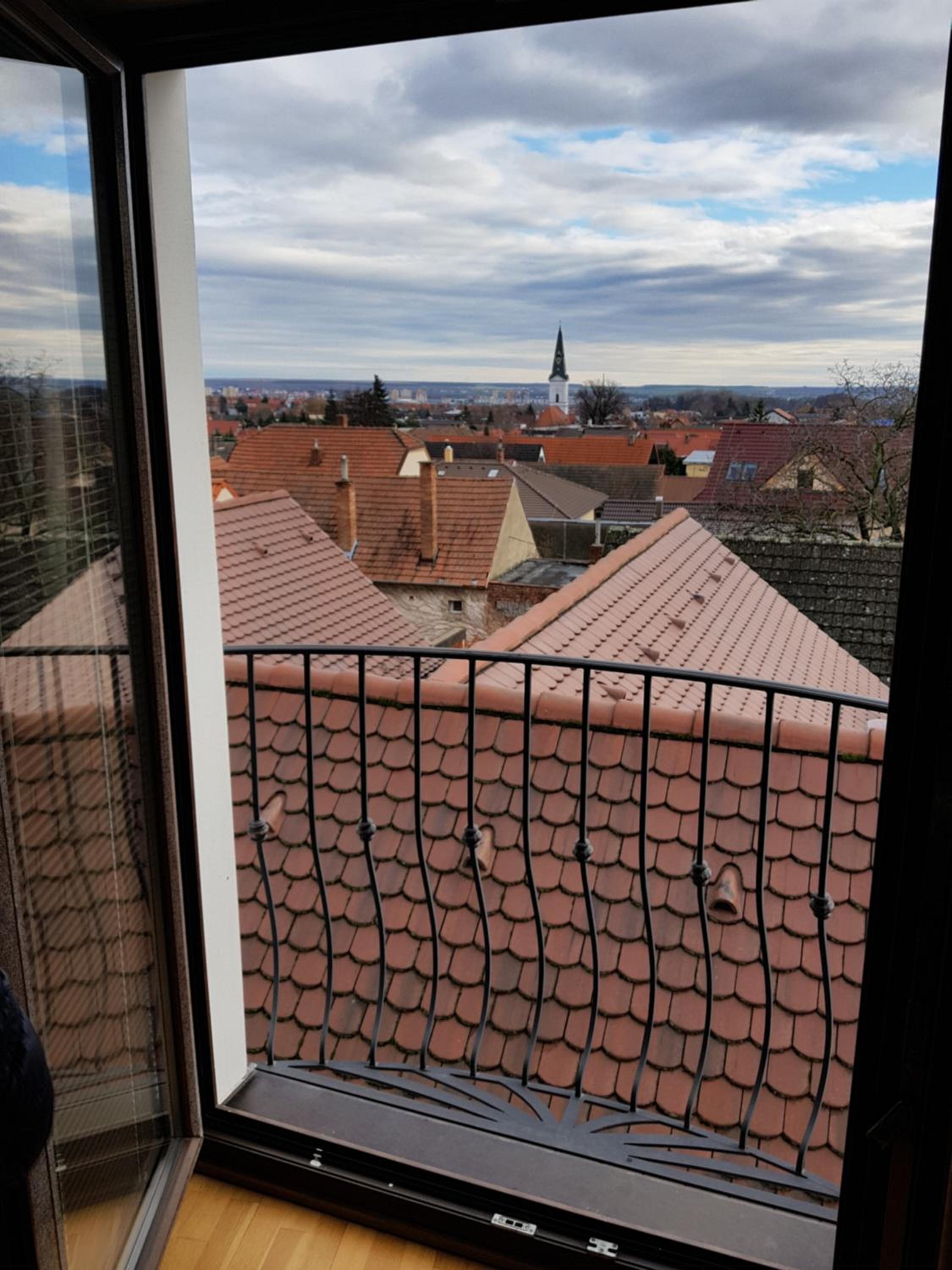 King Suite with Balcony - Photo 4