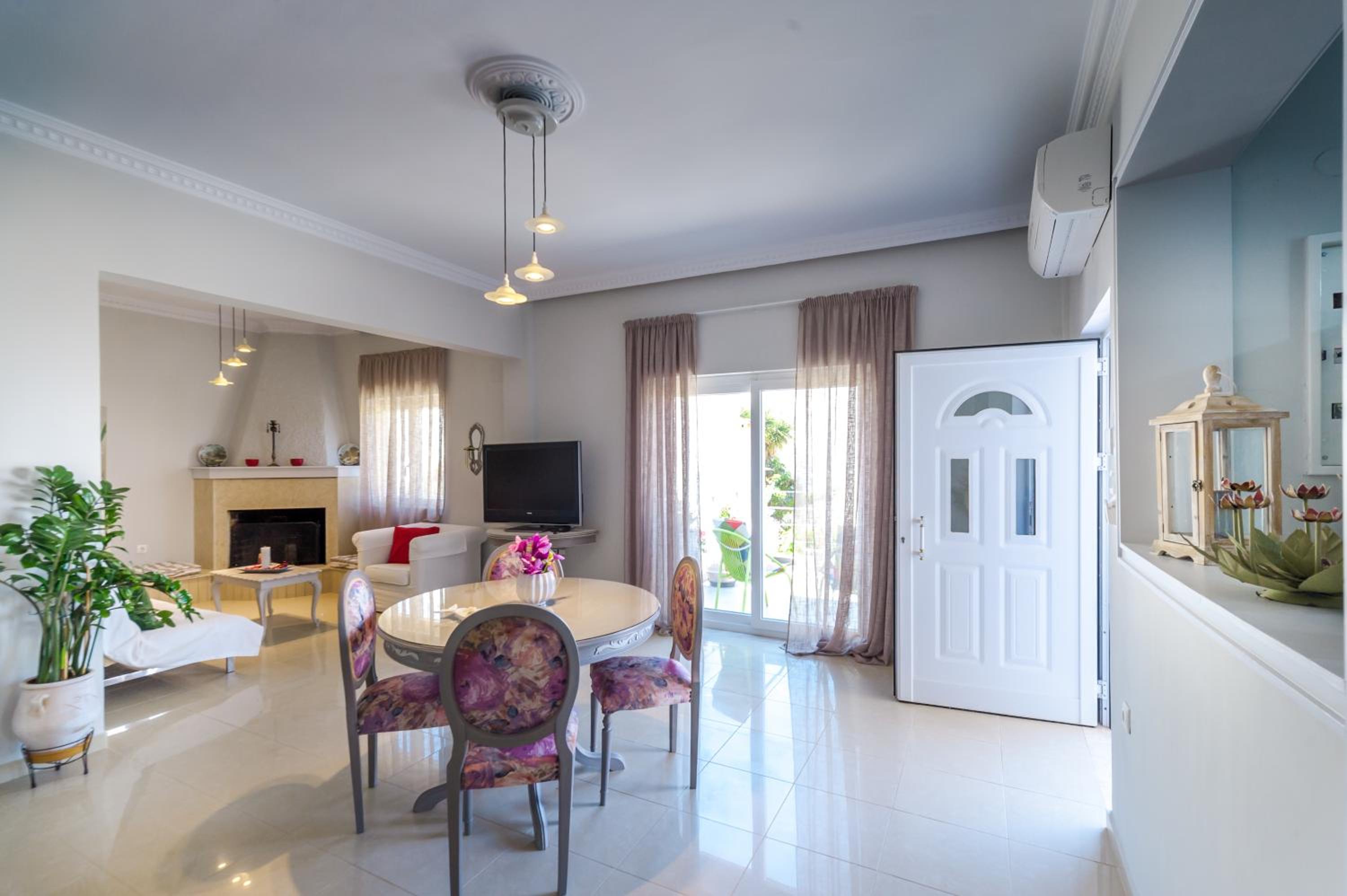 Three-Bedroom House with Private Swimming Pool photo 1