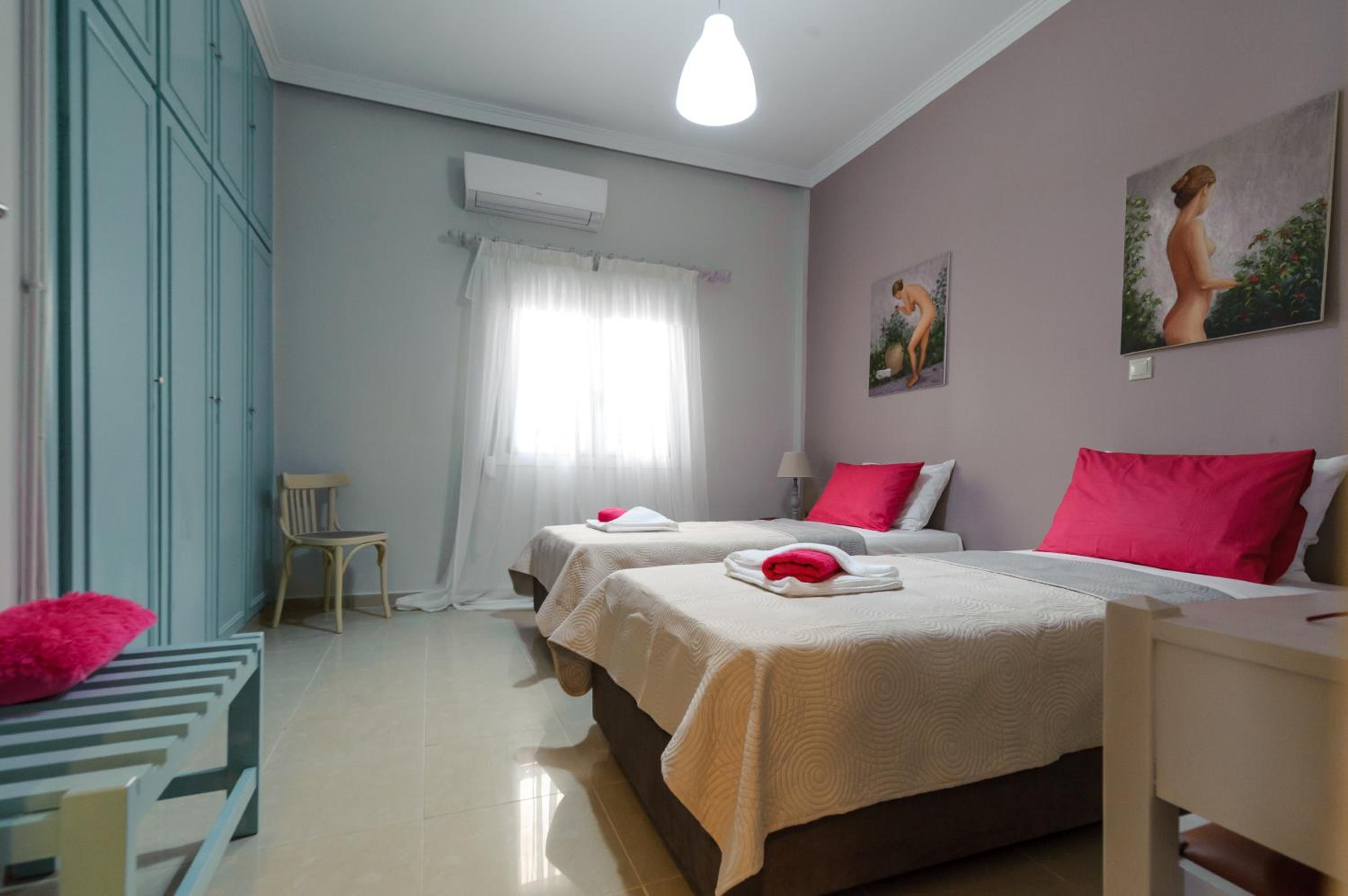 Three-Bedroom House with Private Swimming Pool photo 3