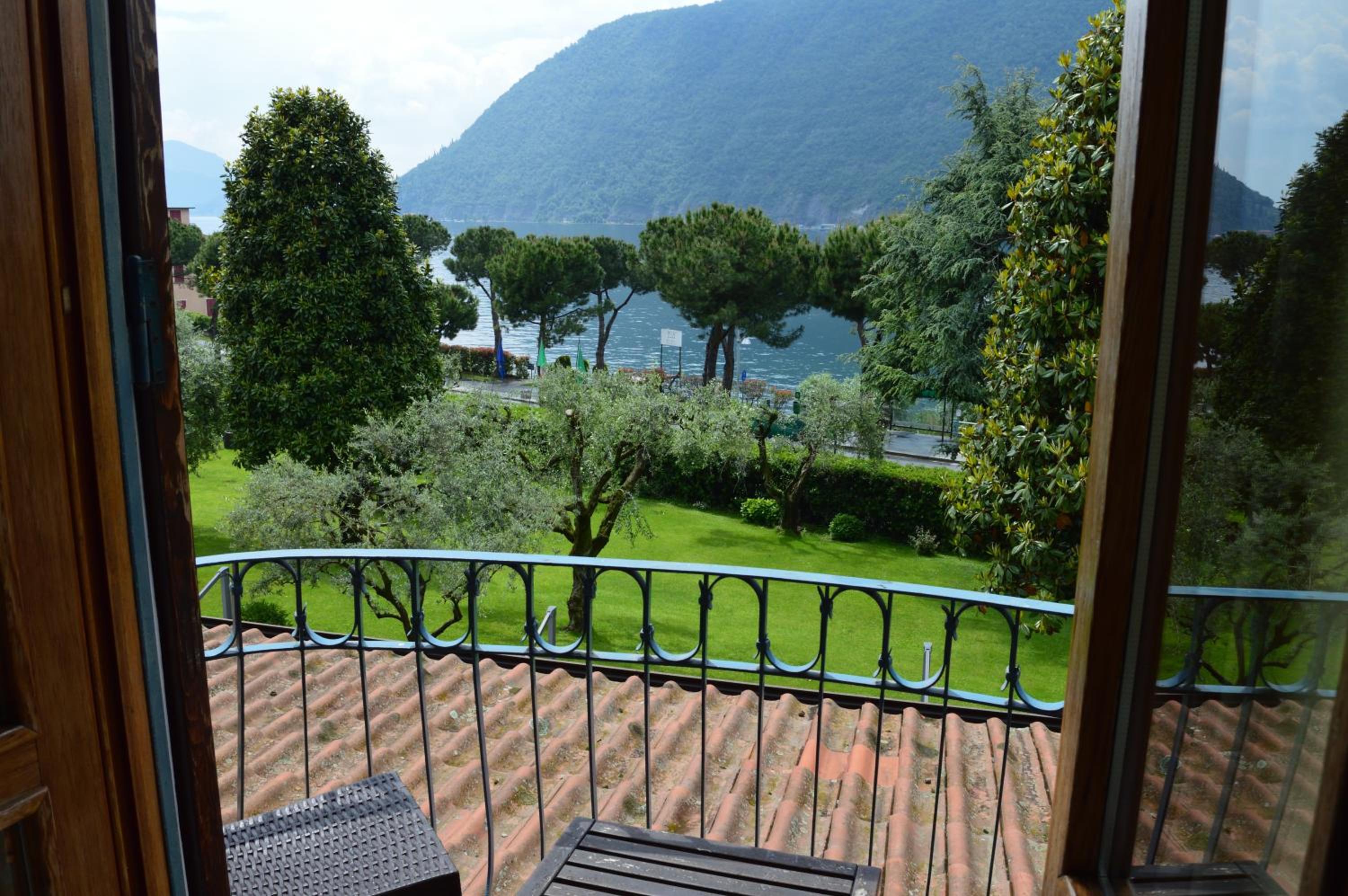 Deluxe Double Room with Balcony - Photo 6