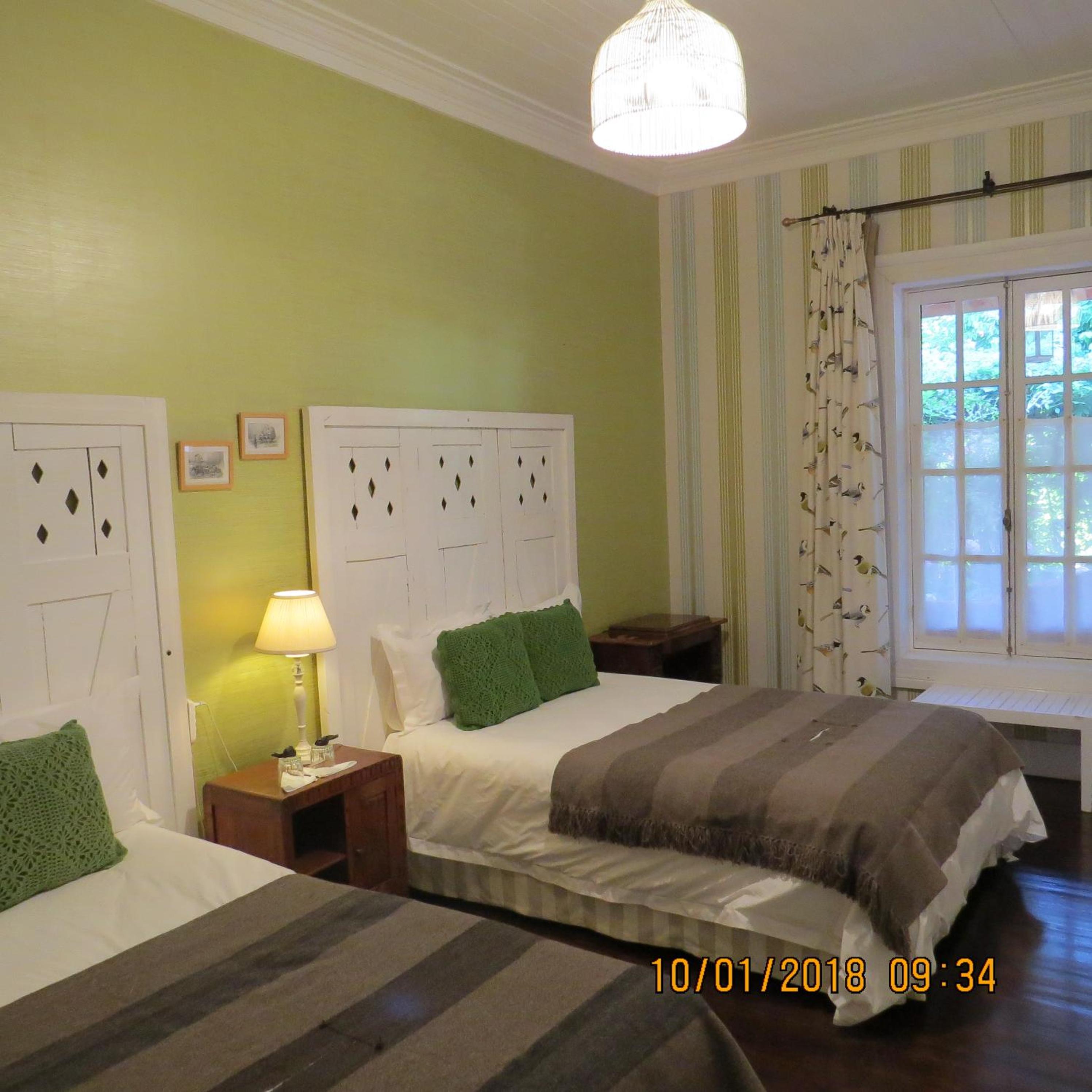 Queen Room with Two Queen Beds photo 2