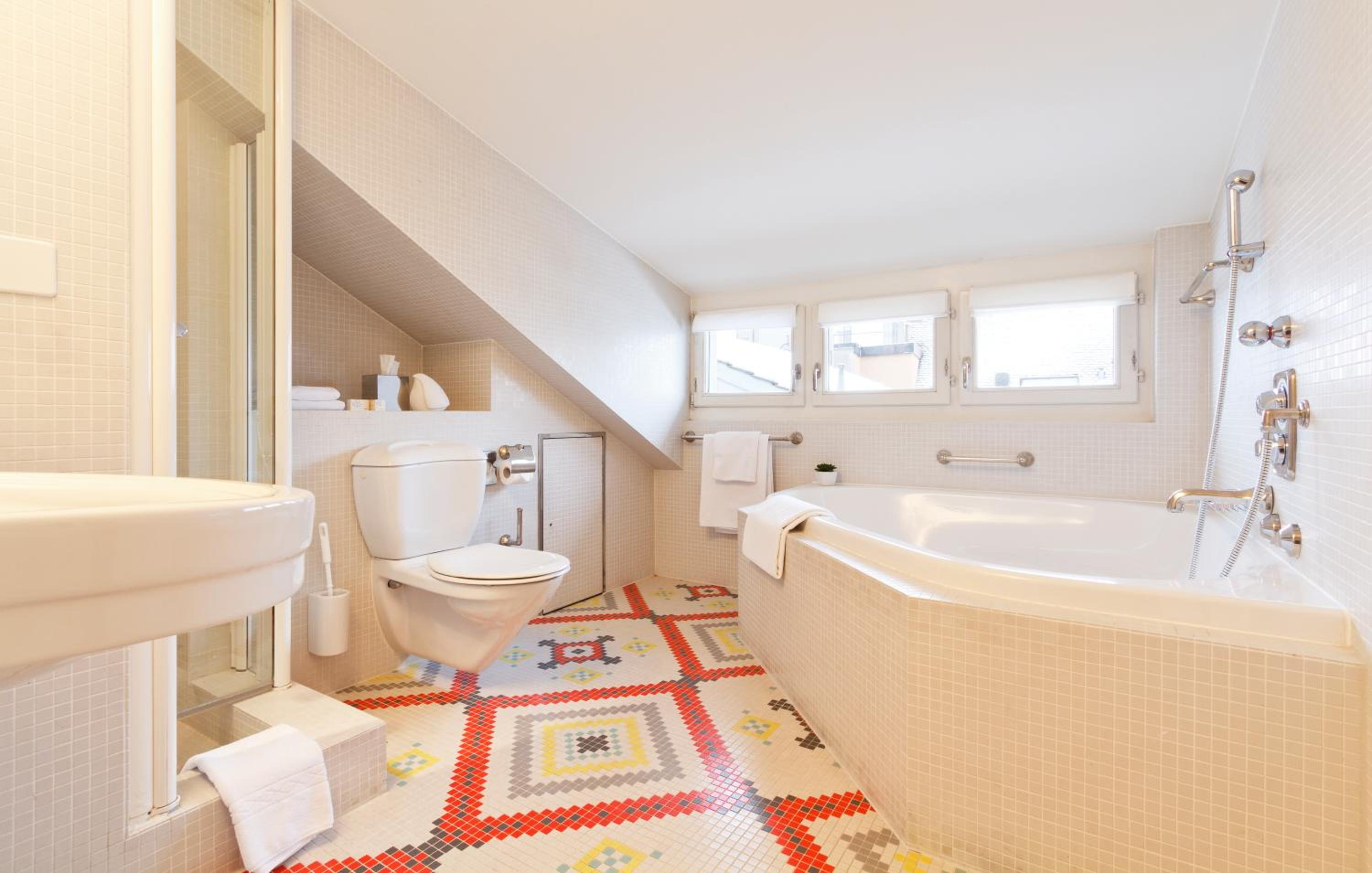 Junior Suite with Terrace and Lake View thumbnail 5