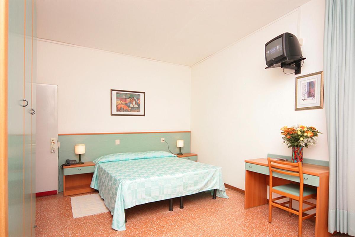 Double Room with Balcony and Side Sea View