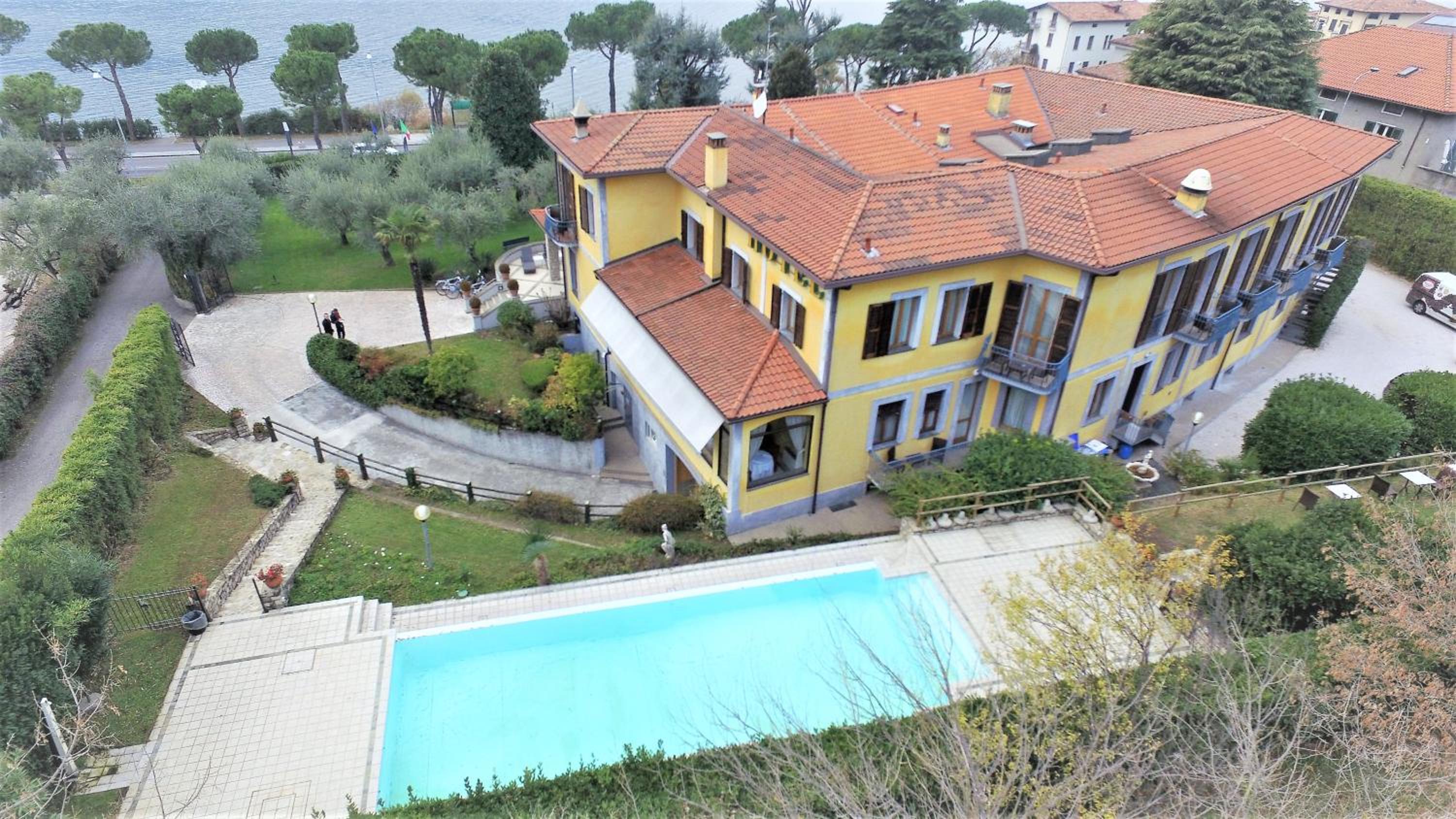 Double Room with Balcony - Photo 3