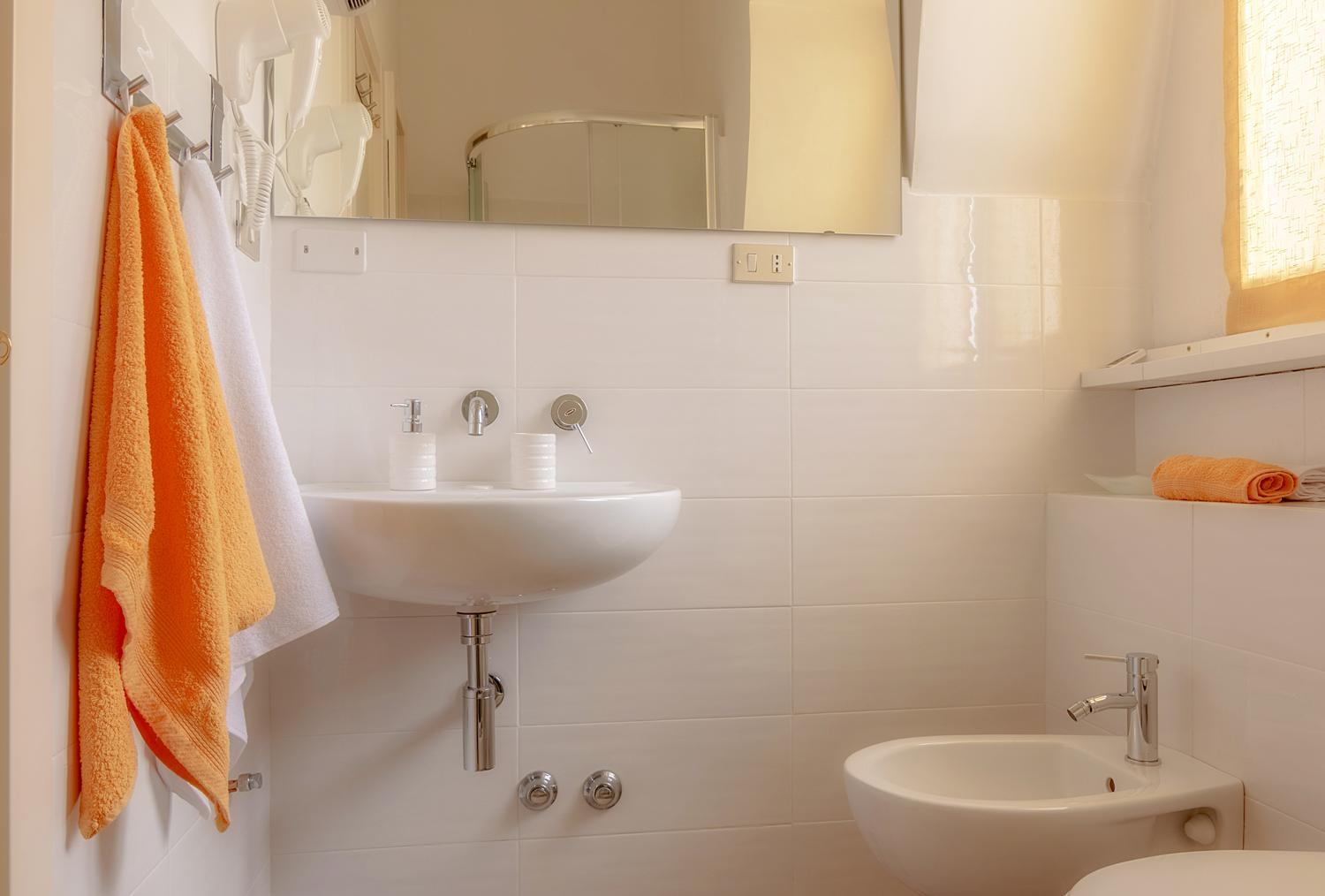 Quadruple Room with Private Bathroom - Photo 6