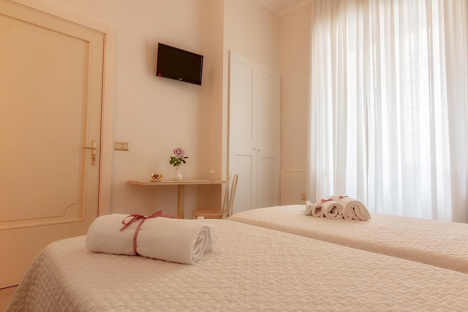 Deluxe Double or Twin Room - Photo 2
