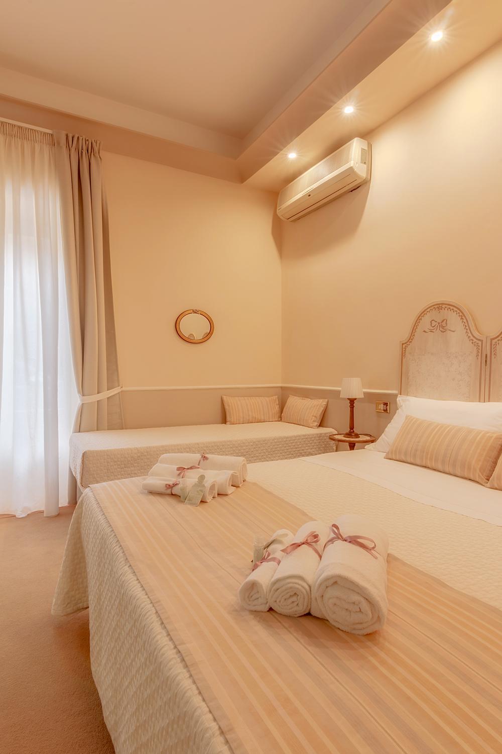 Quadruple Room with Private Bathroom - Photo 1