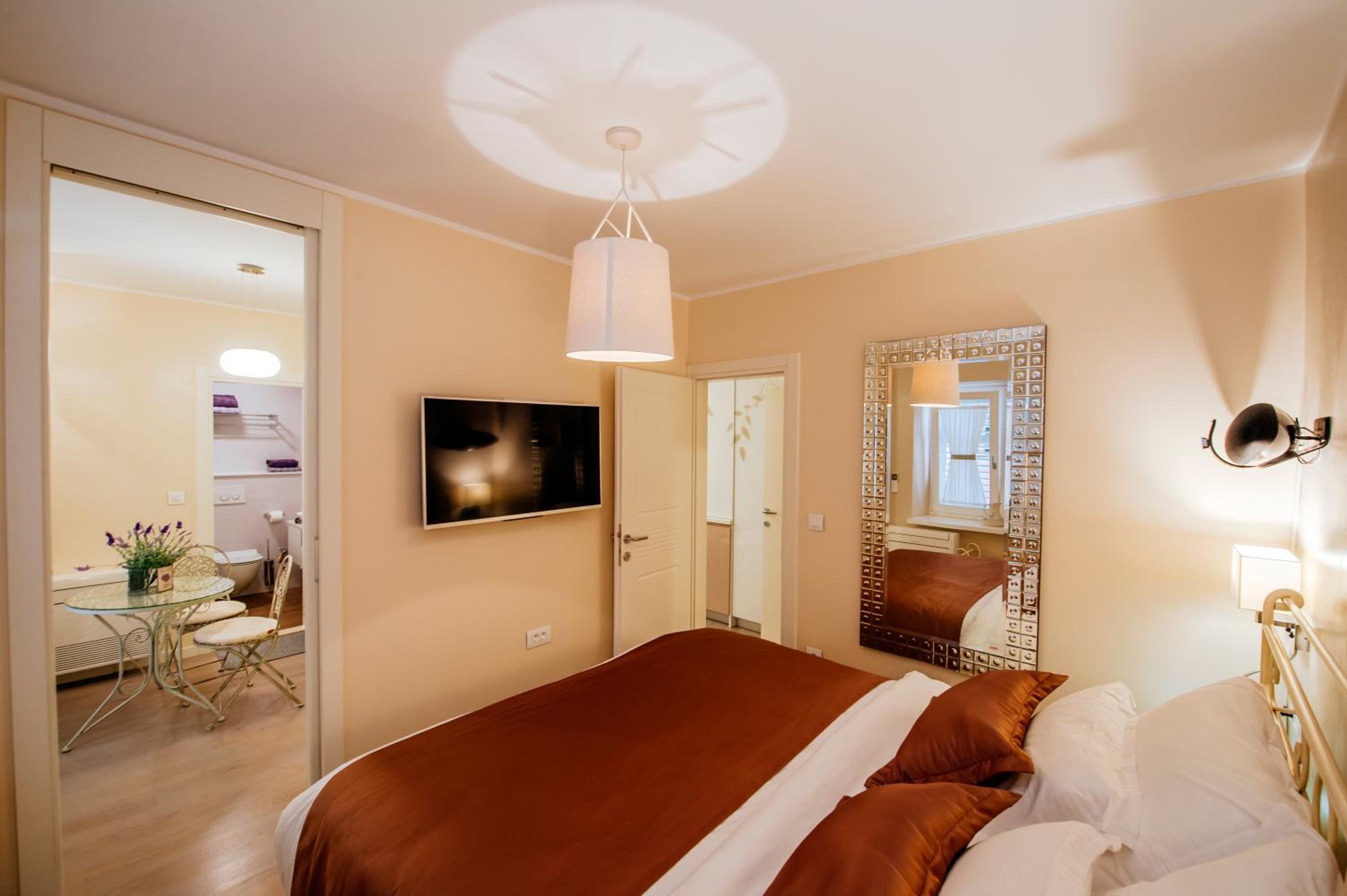 Studio Apartment - Photo 1