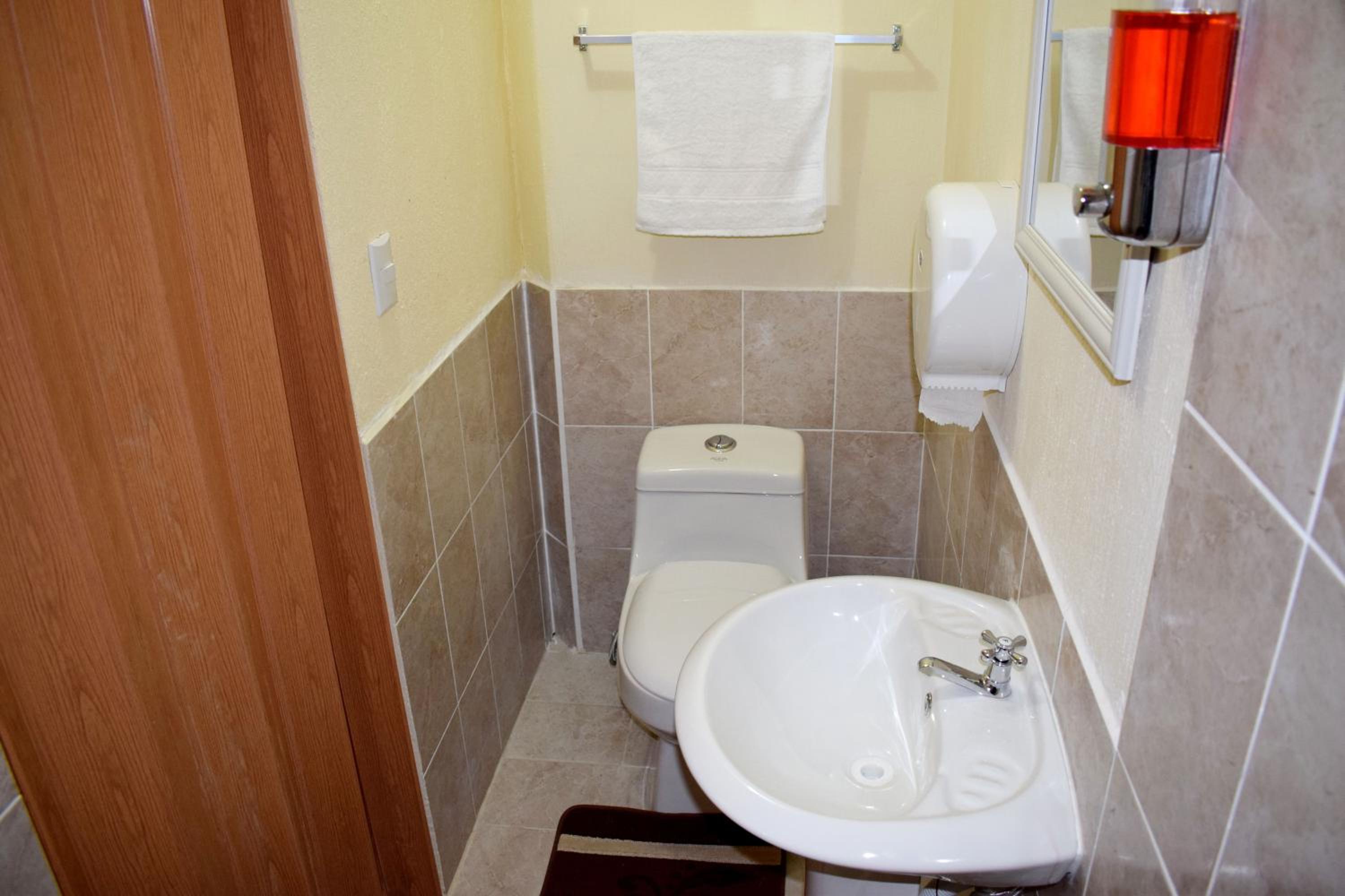 Twin Room with Private Bathroom photo 3
