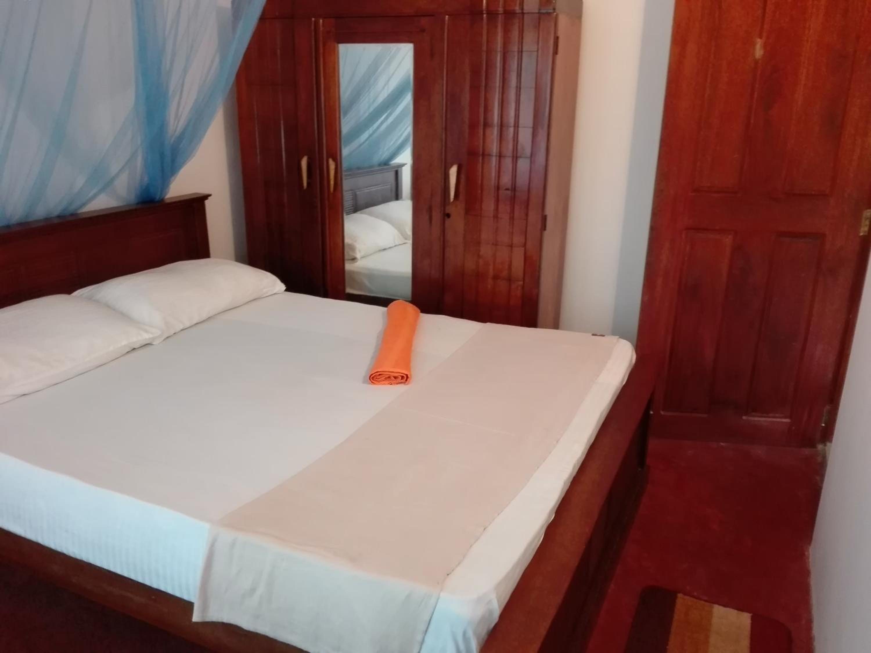 Queen Room with Shared Bathroom photo 1