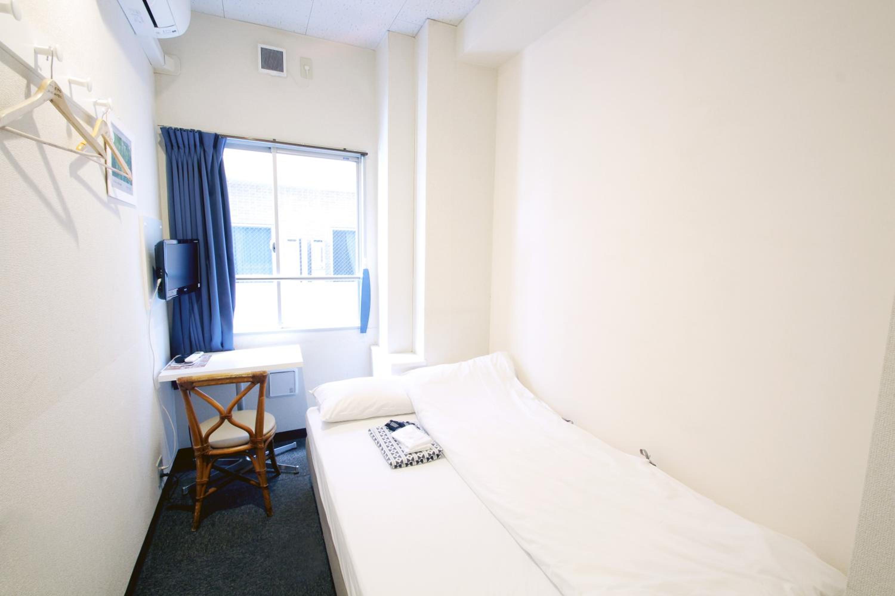 Double Room with Small Double Bed and Shared Bathroom photo 2