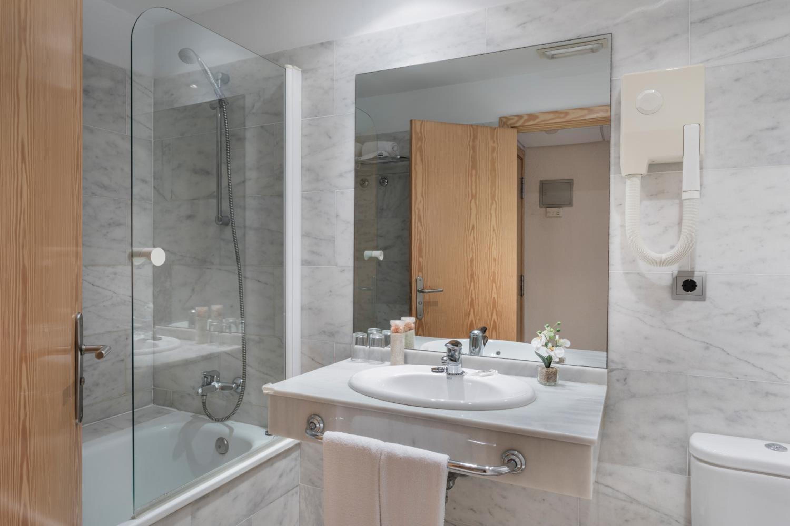 Double or Twin Room (1 Adult) - Photo 12
