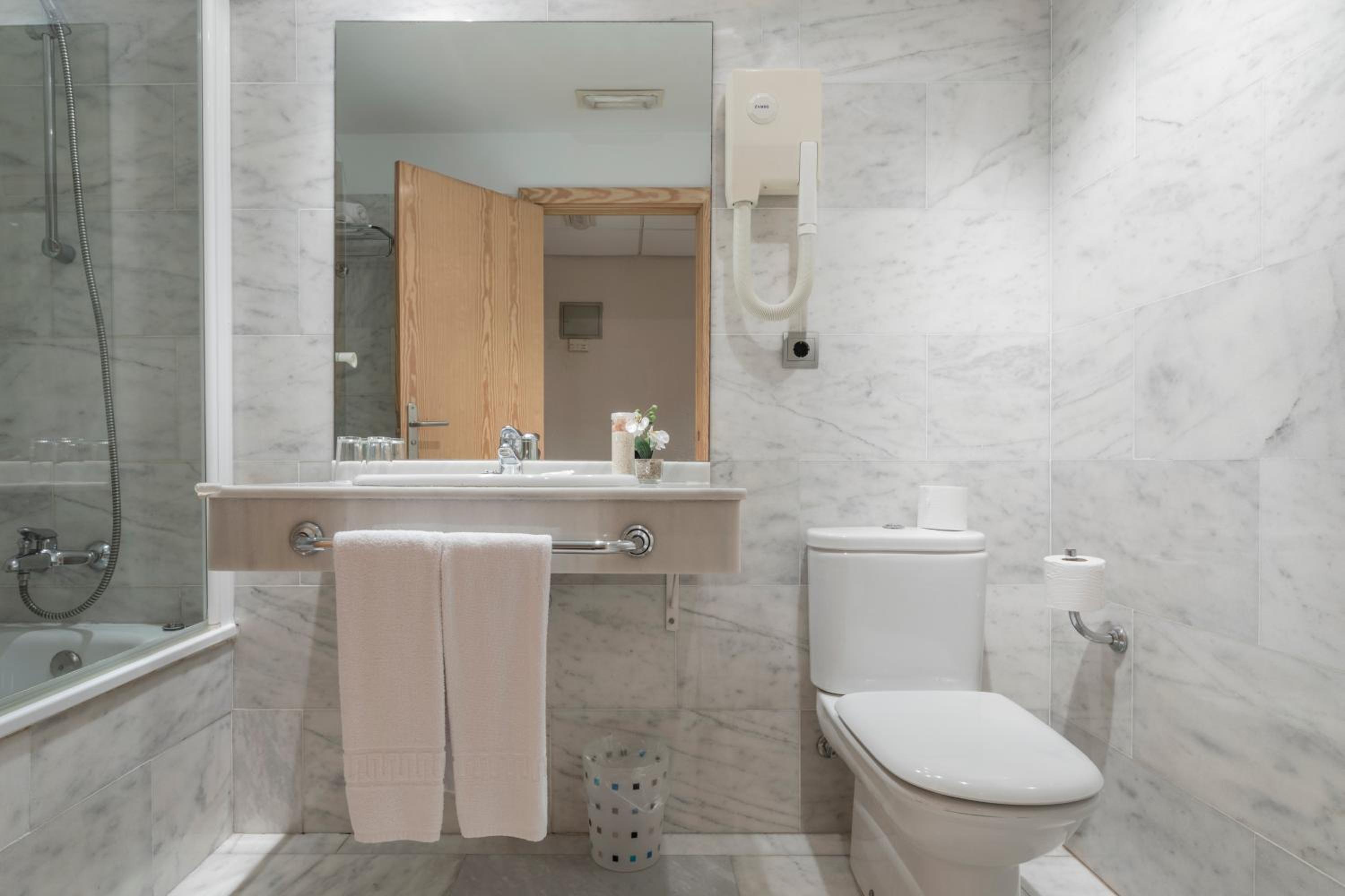 Double or Twin Room - Photo 2