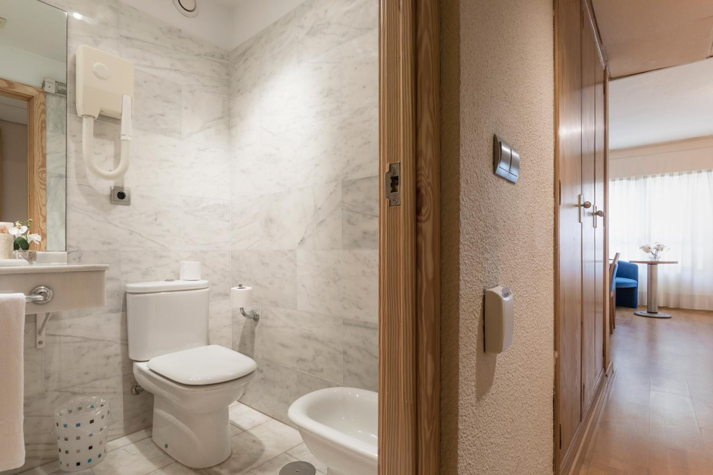 Double or Twin Room - Photo 20