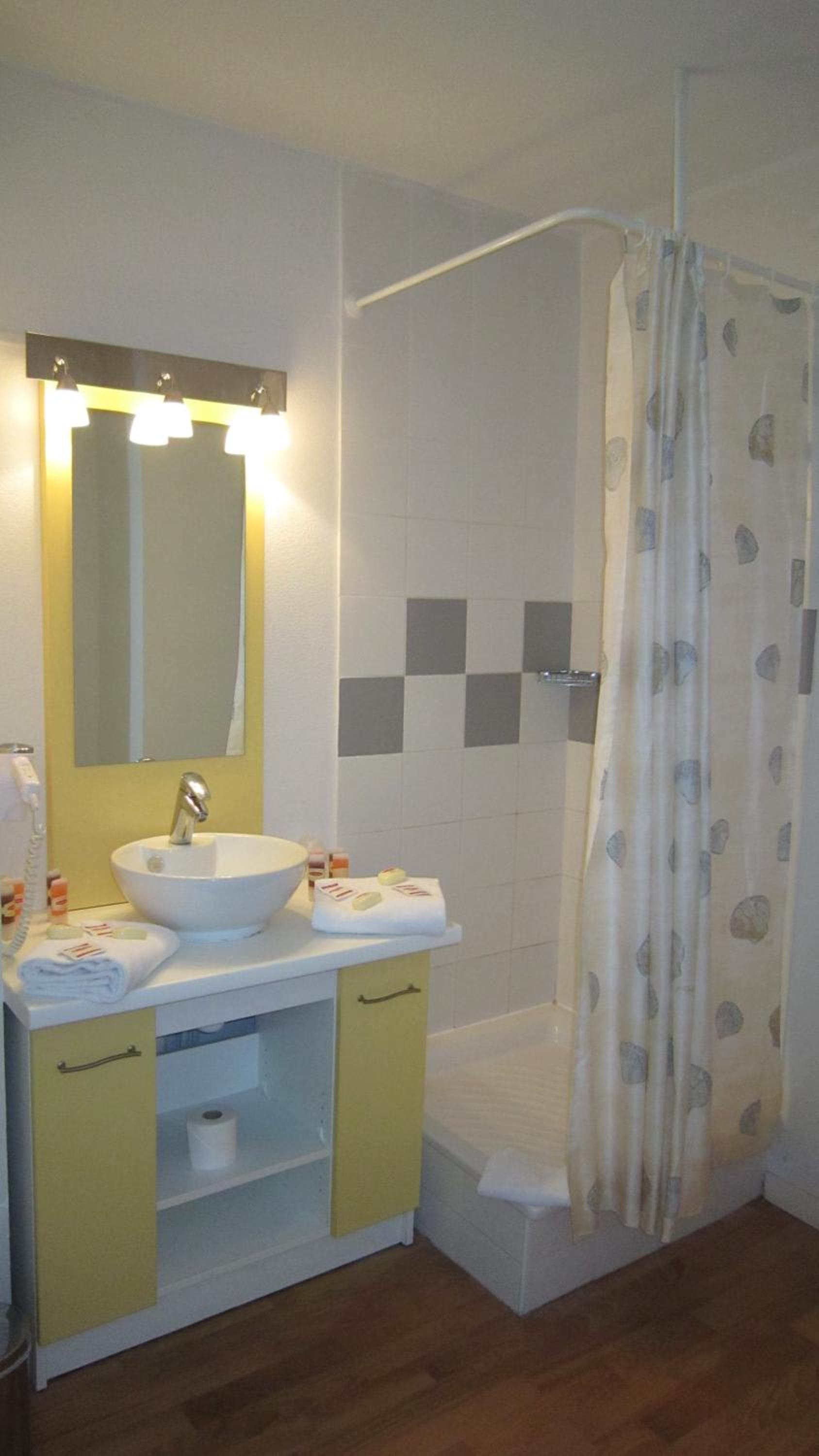 Two-Bedroom Apartment (6 Adults) - Photo 9
