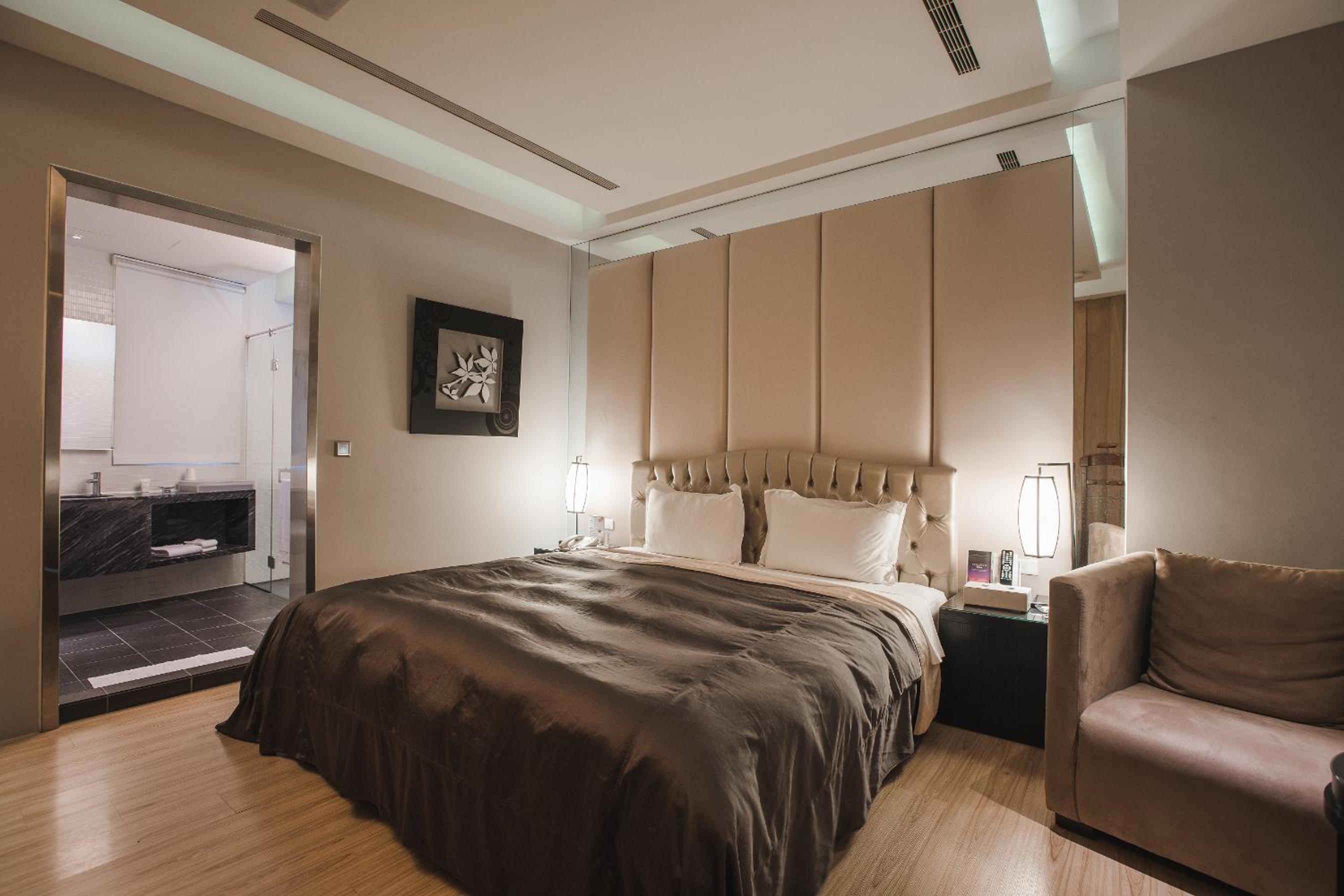 Business Double Room - with Pubic Parking (Check-in after 15:00)
