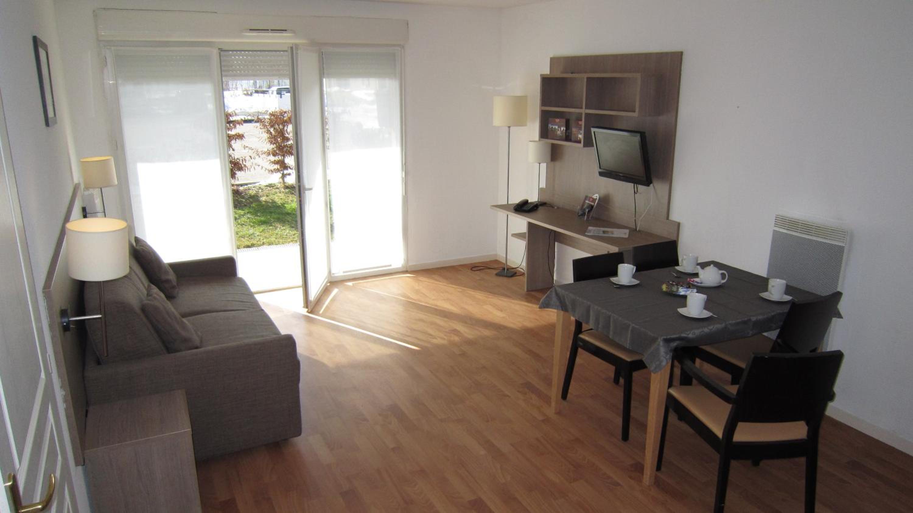 Two-Bedroom Apartment (6 Adults) - Photo 2