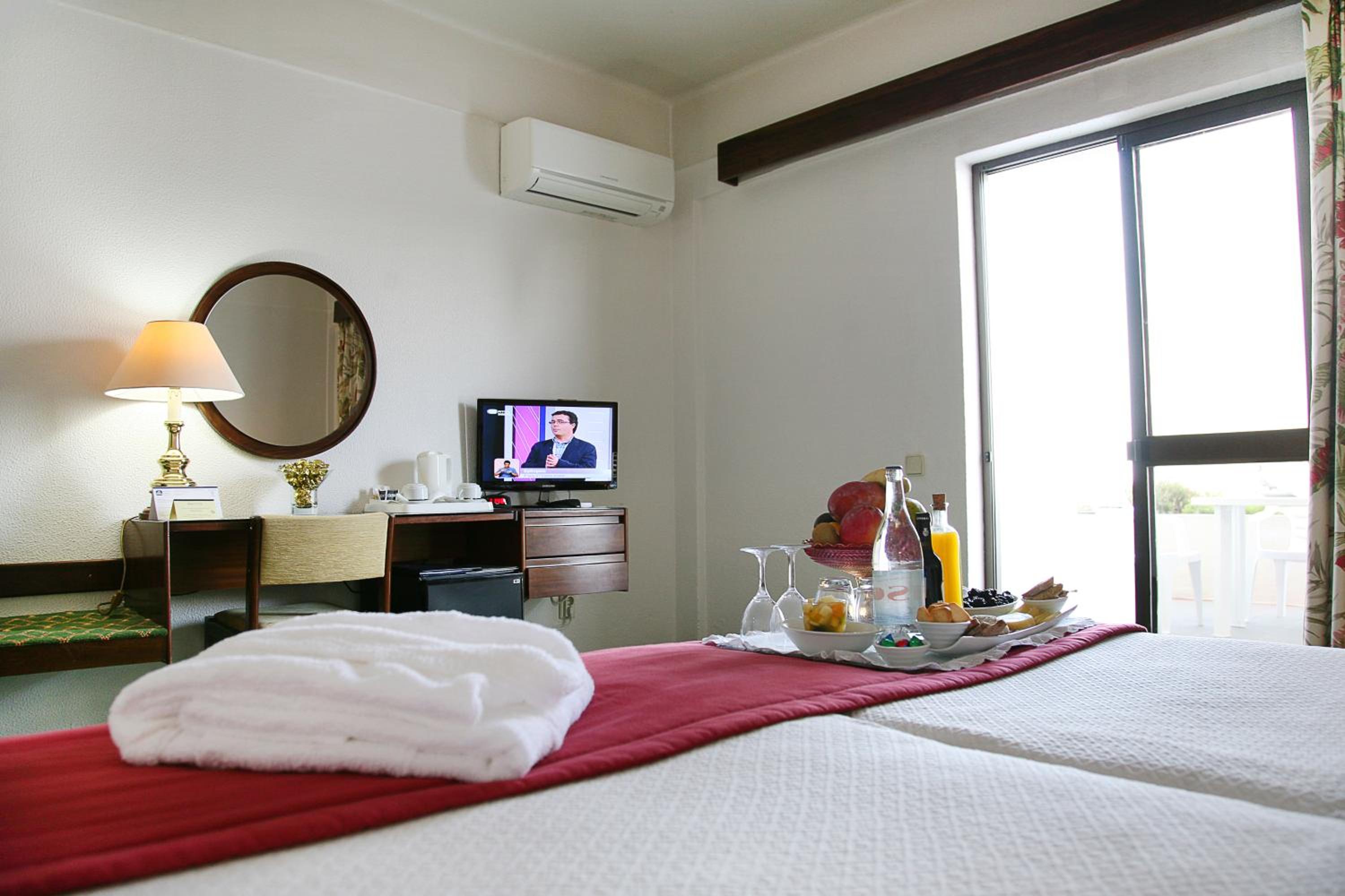 Double or Twin Room with City View - Photo 7