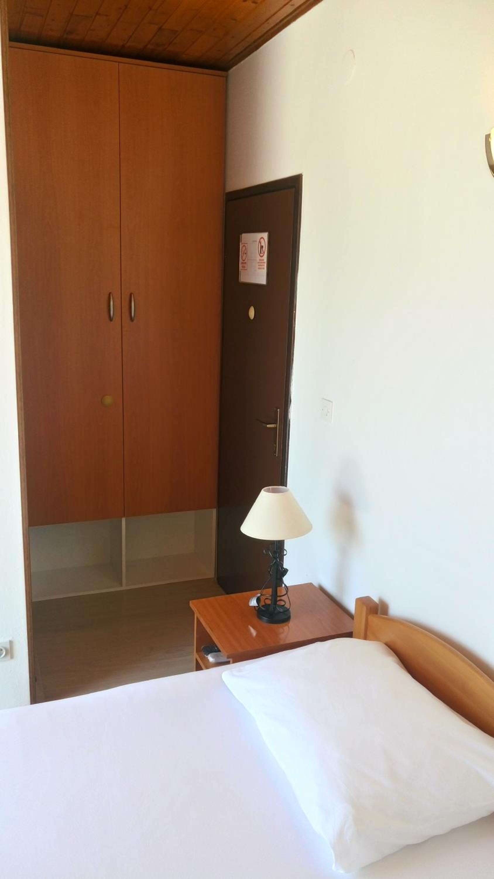 Twin Room - Photo 9