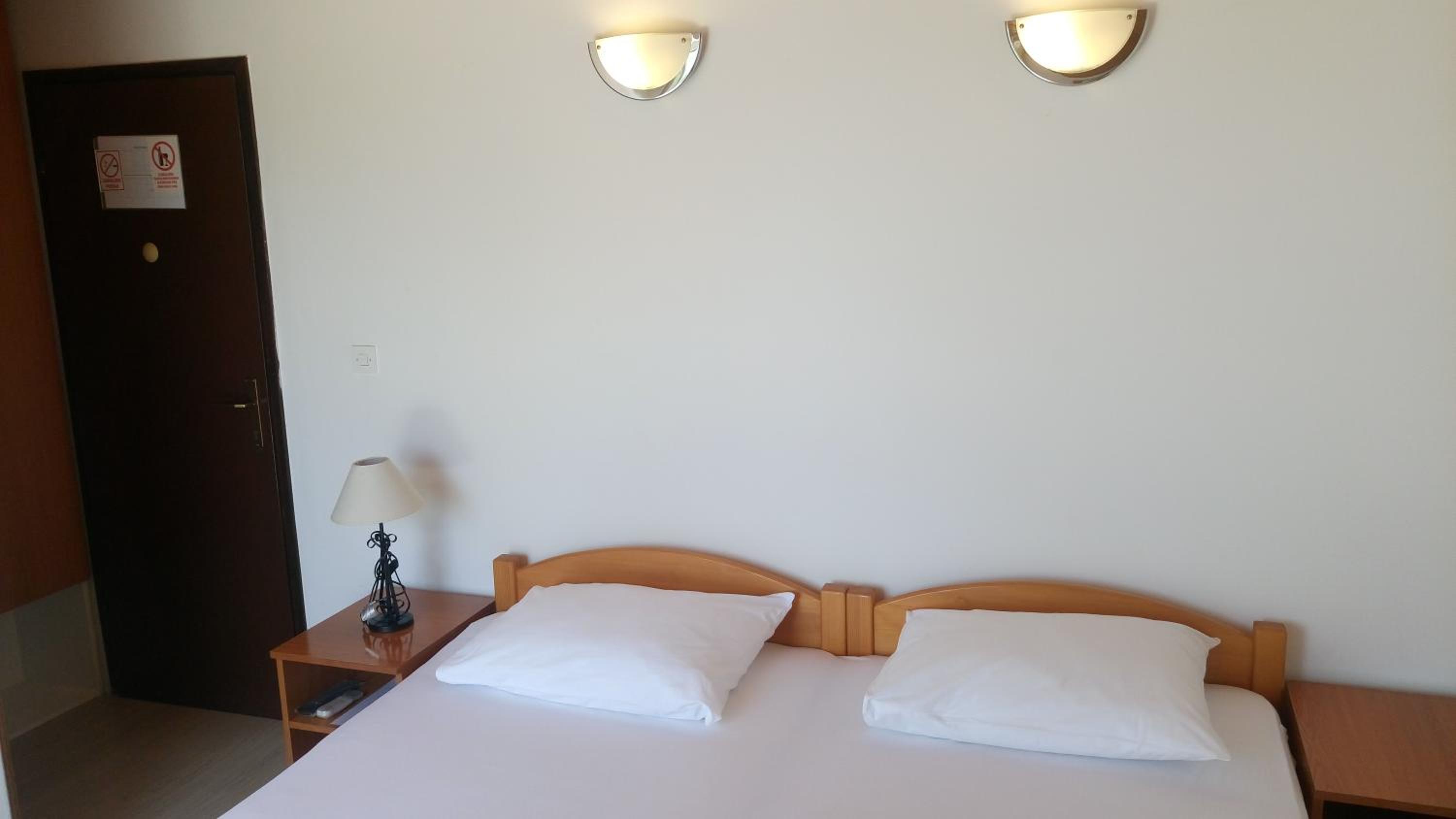 Twin Room - Photo 10