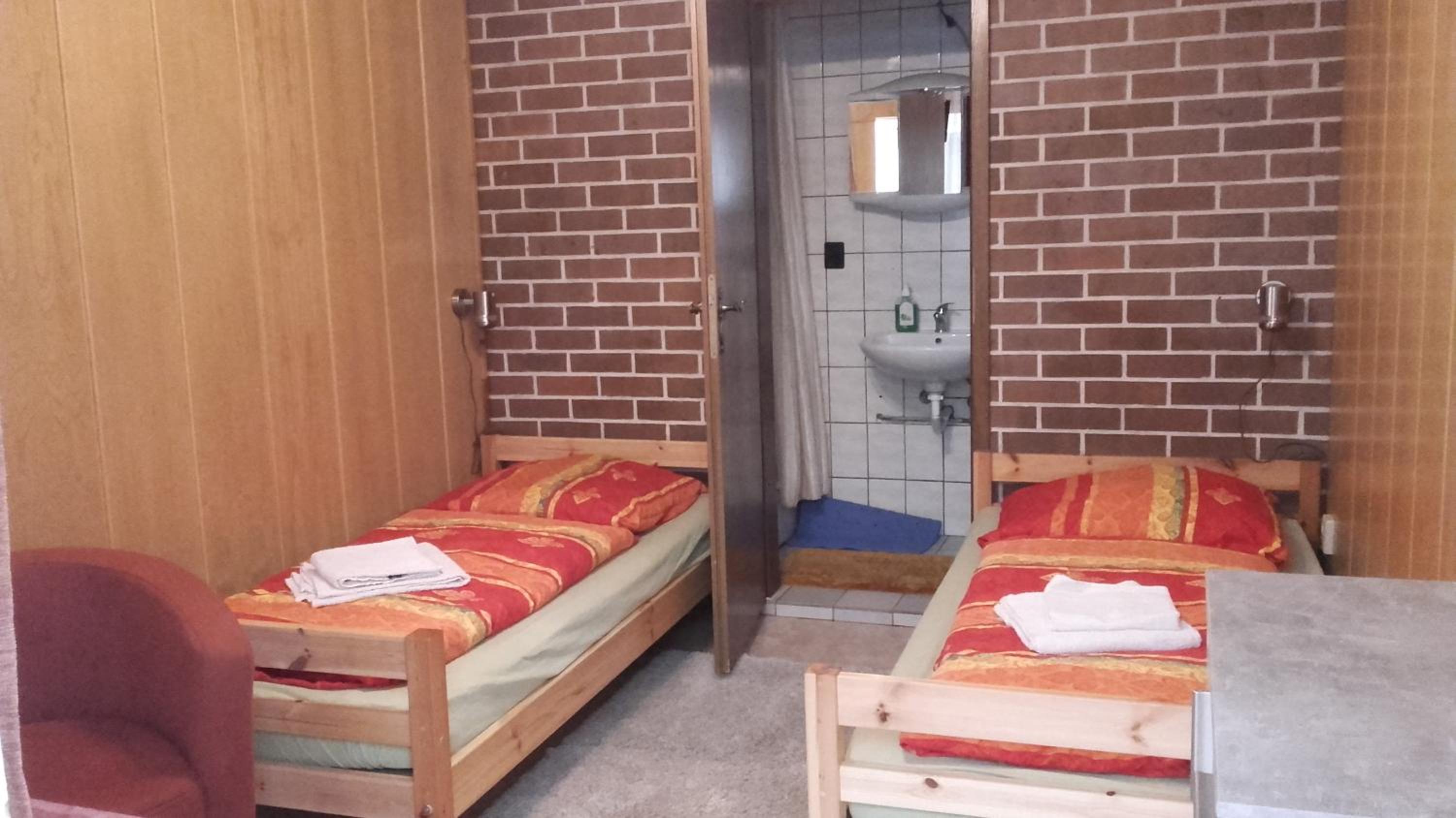 Twin Room with Private Bathroom - Photo 4